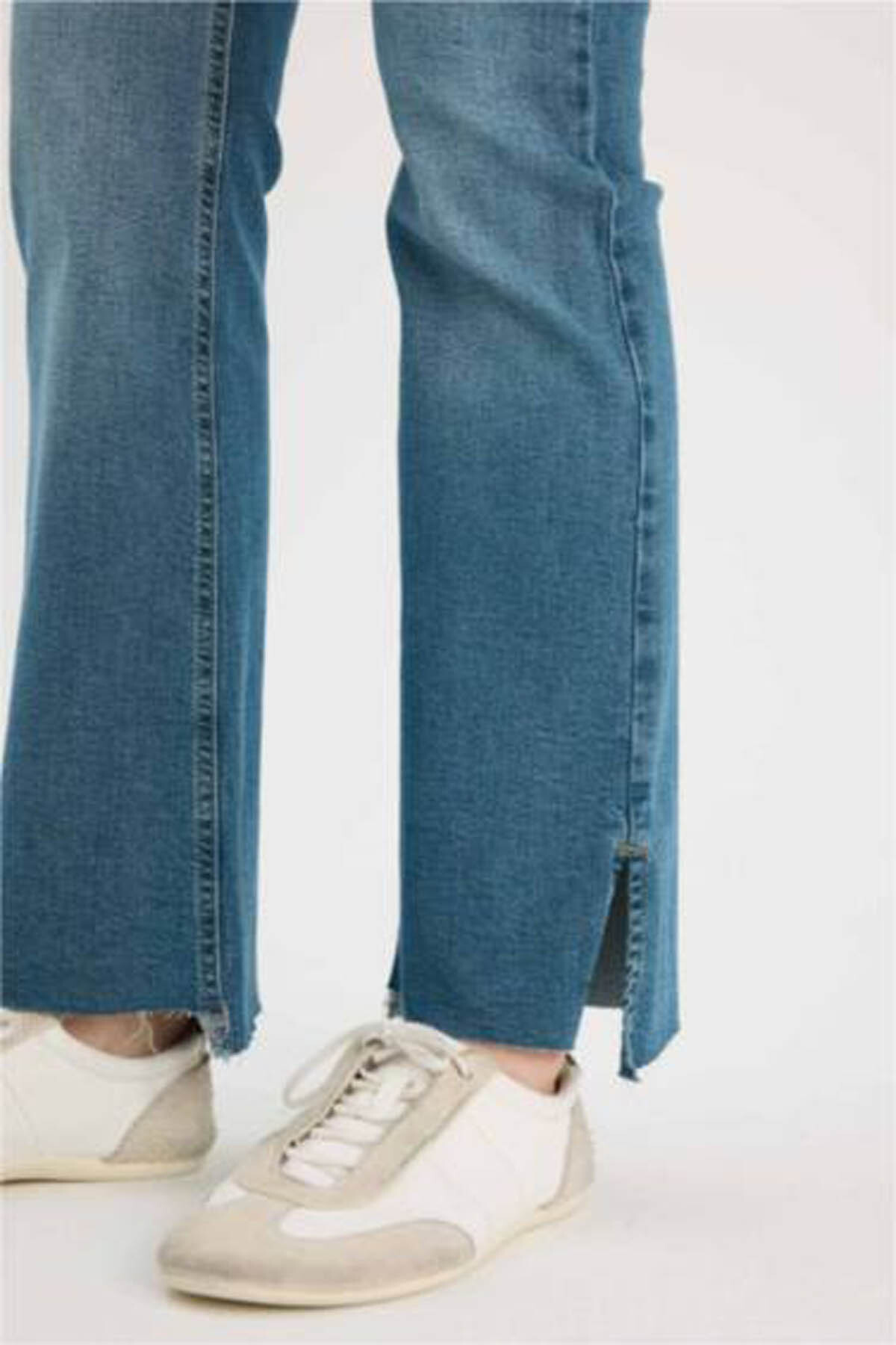 DeFacto Crop Flare Fit Düşük Bel Bilek Boy Jean Yıkamalı Pantolon G8024AX26SP görsel 4