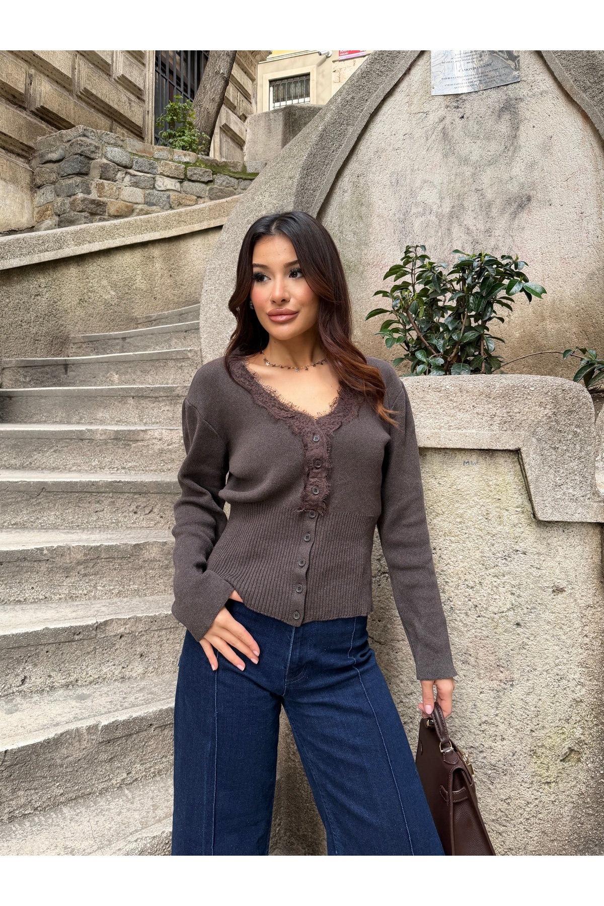 TOFİX textile  Kadın Dantel Detaylı Crop Triko Hırka – V Yaka, Zarif Tasarım - Görsel 3