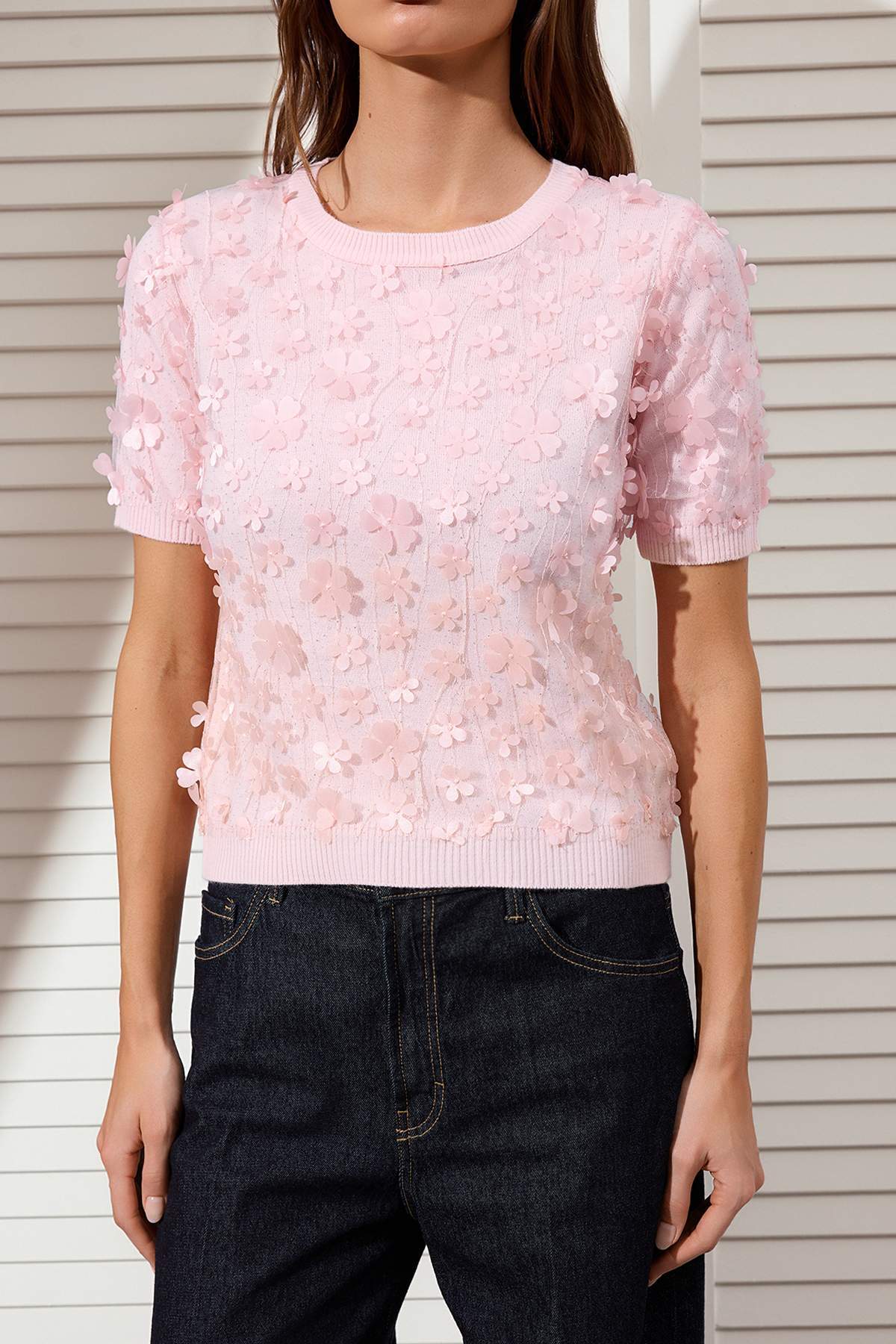 Trendyolmilla  Pembe Üç Boyutlu Çiçek Detaylı ve Tüllü Triko Bluz TWOSS26BZ00128 - Görsel 4