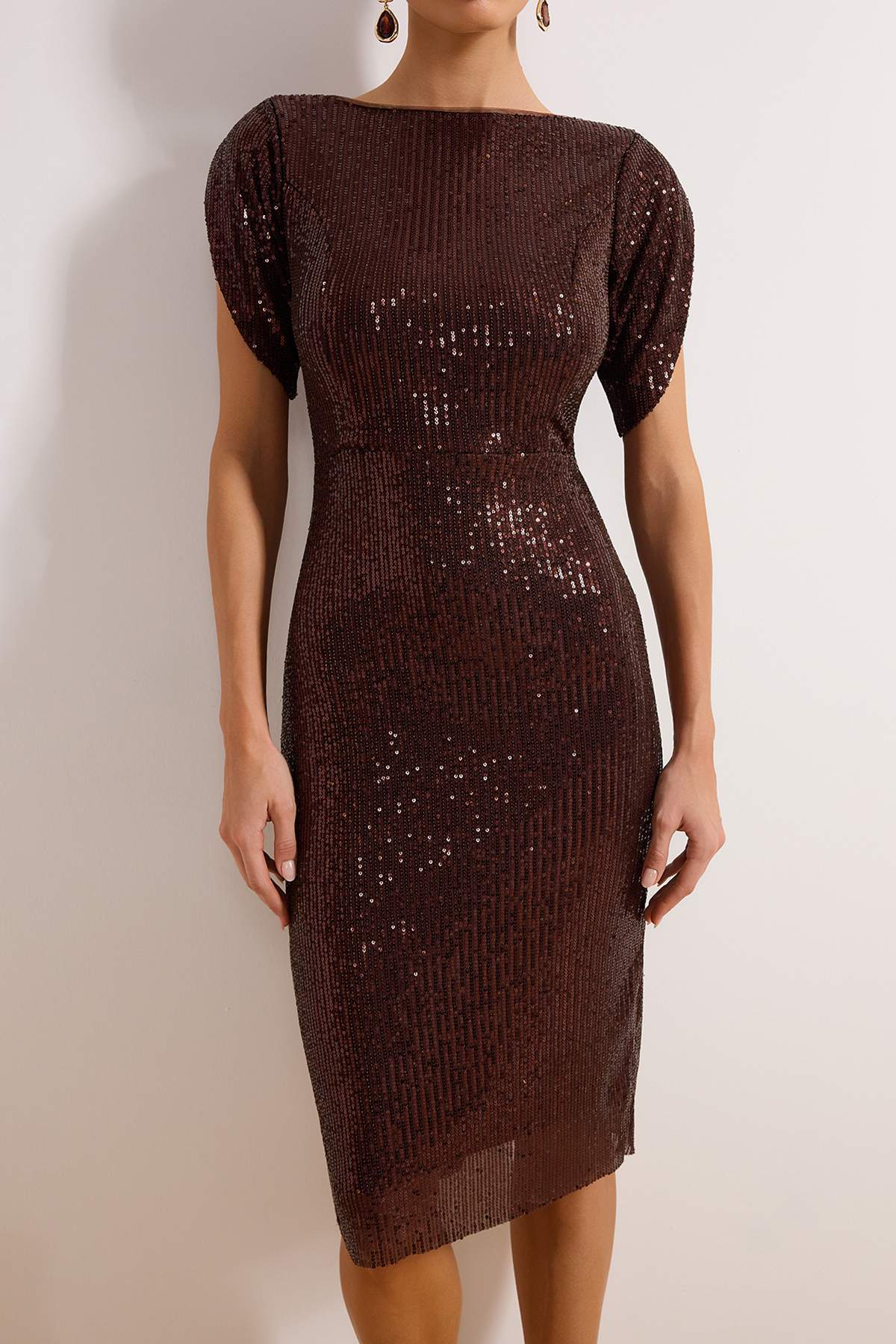 Trendyolmilla  Kahverengi Vücuda Oturan Parıltılı Örme Payet Şık Abiye Gece Mezuniyet Elbisesi TPRSS24EL00108 - Görsel 3