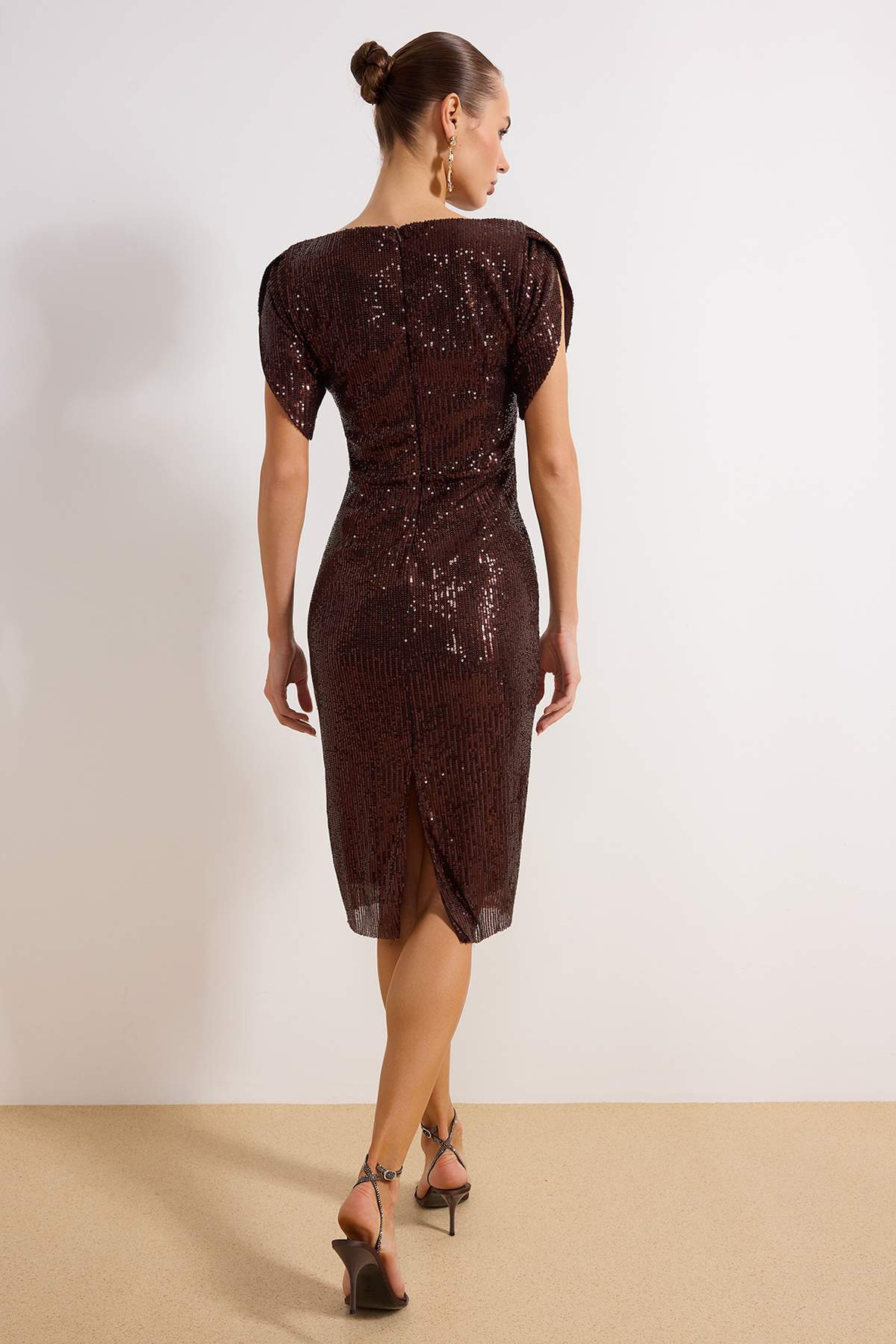 Trendyolmilla  Kahverengi Vücuda Oturan Parıltılı Örme Payet Şık Abiye Gece Mezuniyet Elbisesi TPRSS24EL00108 - Görsel 4