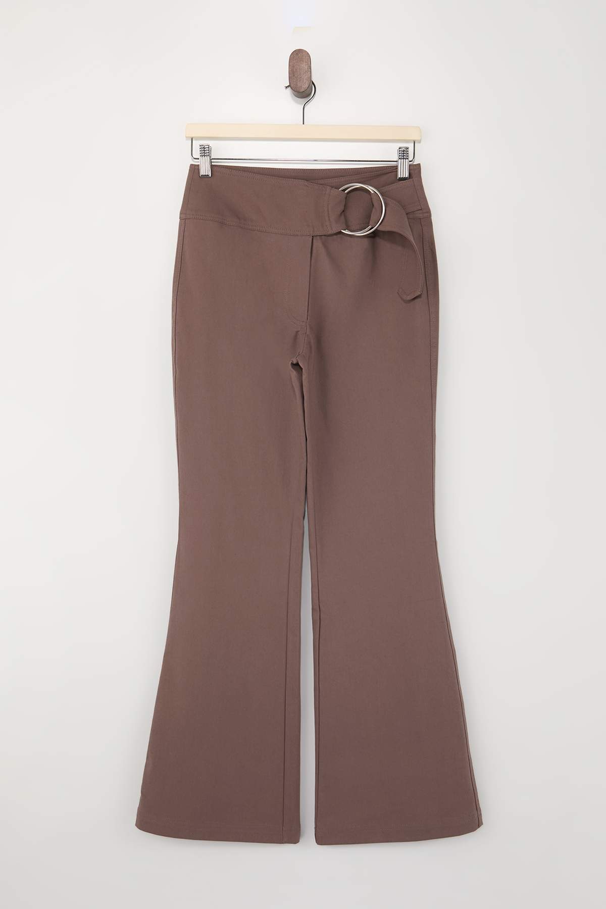 Trendyolmilla  Kahverengi Flare Kemer Detaylı Vücudu Saran Düşük Bel Pantolon TWOSS26PL00026 - Görsel 5