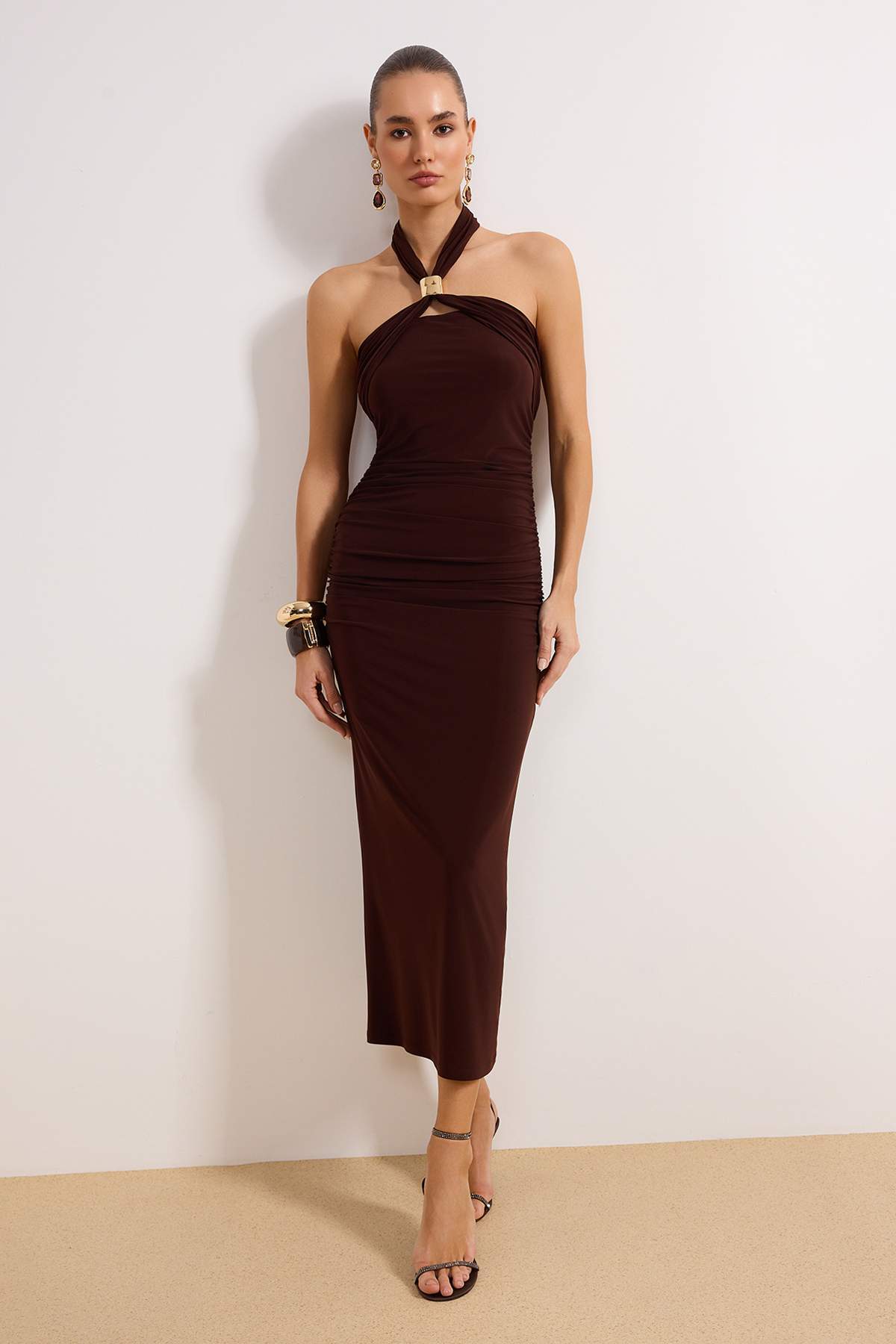 Trendyolmilla  Kahverengi Vücuda Oturan Aksesuar Detaylı Dokuma Maxi Abiye Gece Mezuniyet Elbisesi TPRSS25EL00294