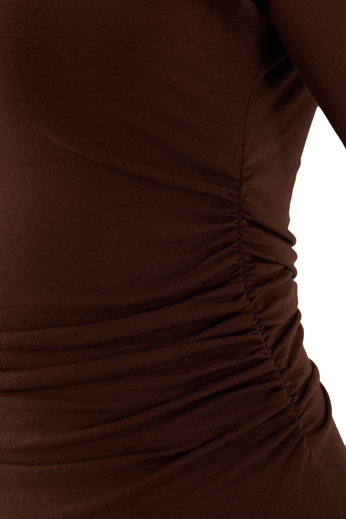 Trendyolmilla  Wardrobe Essentials-Kahverengi Fitted/Vücuda Oturan Kısa Kollu Esnek Örme T-Shirt TWOSS26TS00052 - Görsel 6