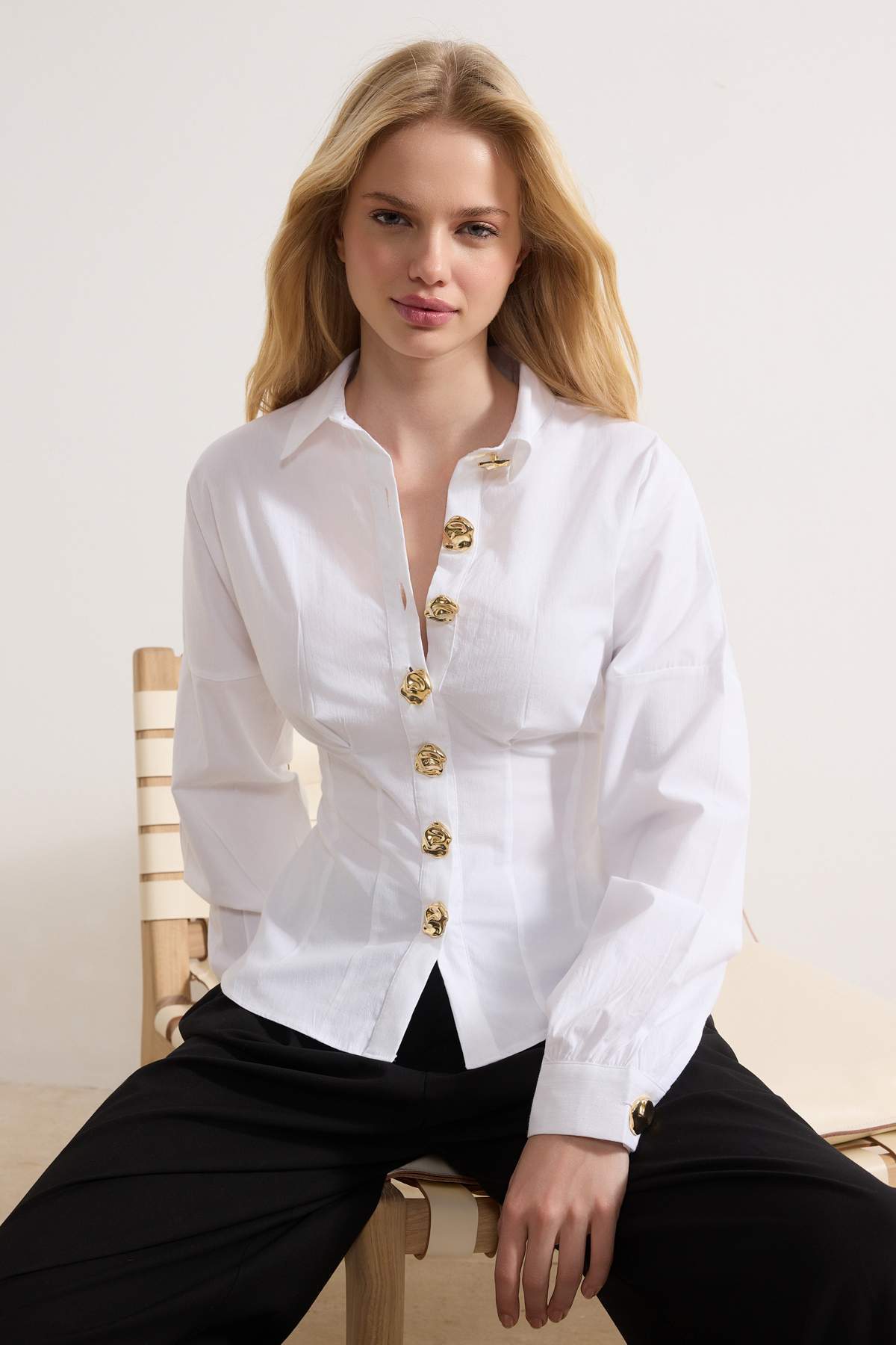 Trendyolmilla  Beyaz Altın Akseuarlı Pamuk Bele Oturan Gömlek TWOSS26GO00048 - Görsel 2