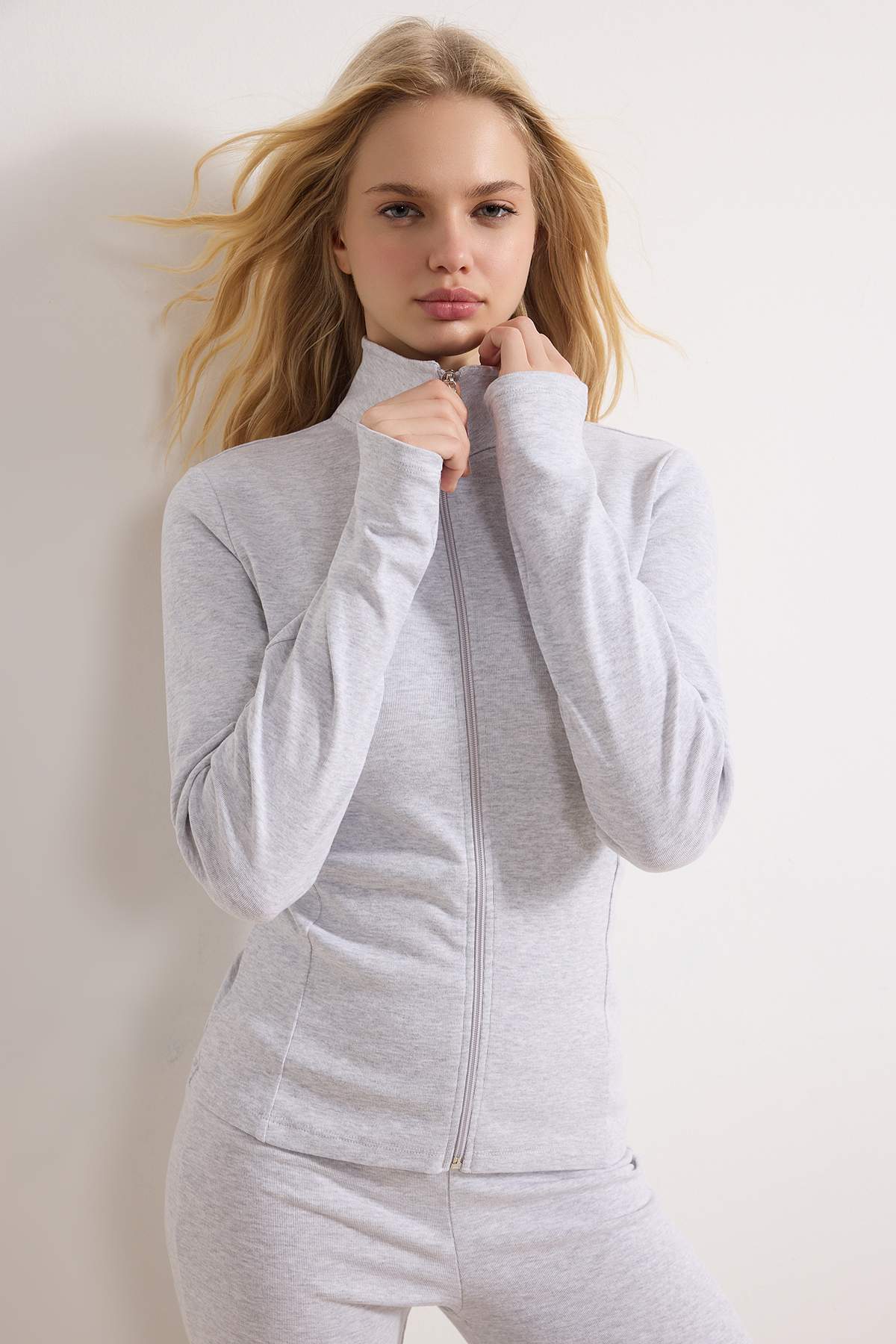 Trendyolmilla  Gri Melanj Vücuda Oturan Fermuarlı İspanyol Paça Pamuk Ribana Örme Alt-Üst Takım TWOSS26AU00032 - Görsel 2