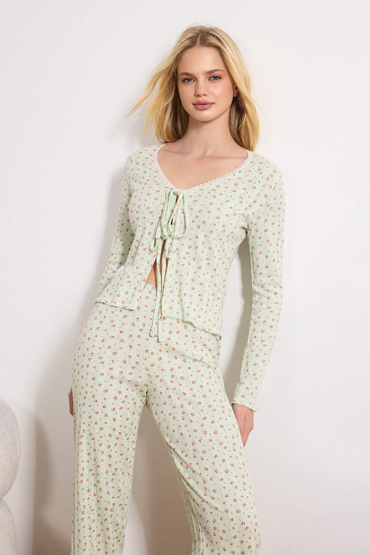 Trendyolmilla  Yeşil %100 Pamuklu Dantelli Çiçek Desenli Fitilli/Pointel Örme Pijama Takımı THMSS26PT00067 - Görsel 3