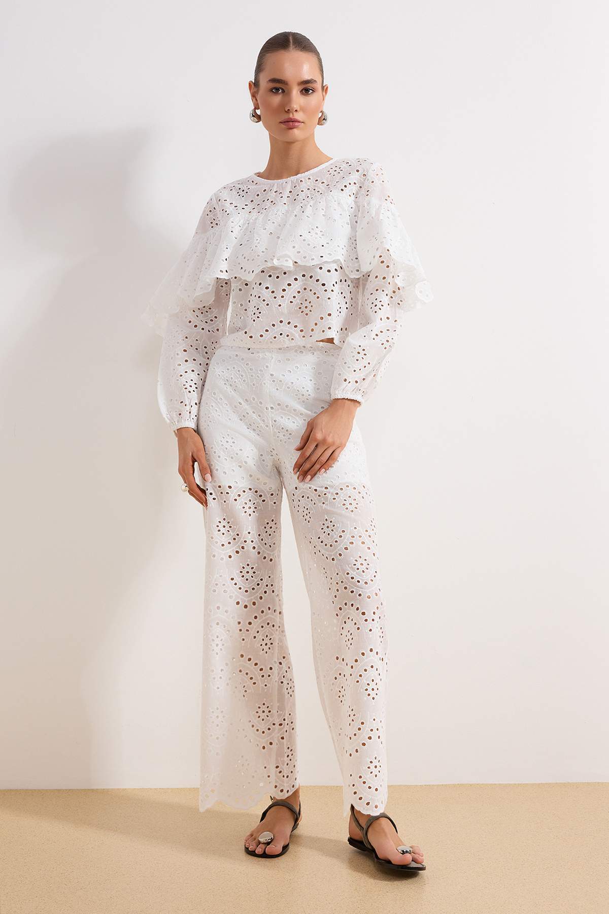 Trendyolmilla Beyaz Brode Astarlı Straight/Düz Kesim Pantolon TWOSS26PL00028