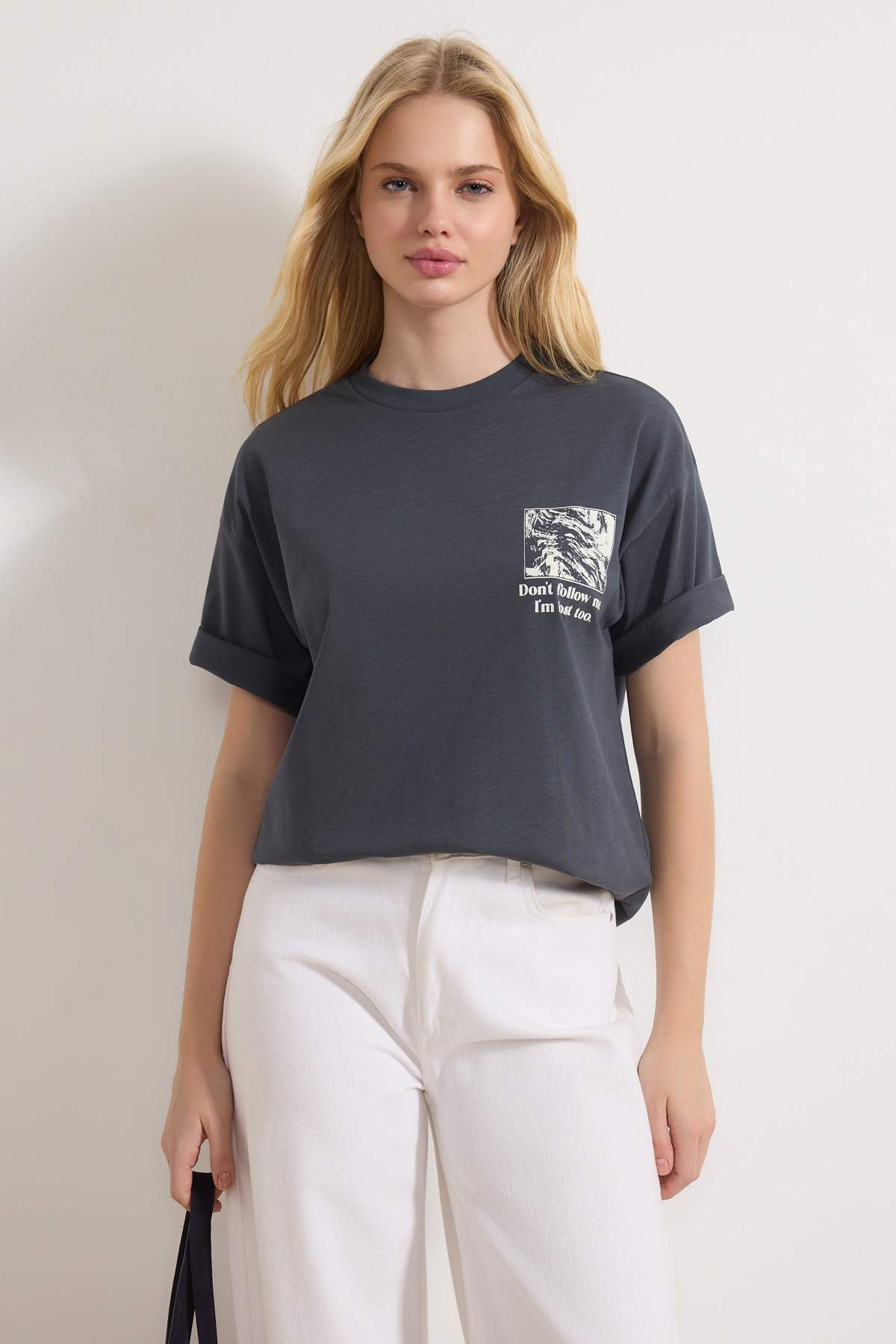 Trendyolmilla Antrasit %100 Pamuk Sırt ve Ön Baskılı Oversize/Rahat Kesim Örme T-Shirt TWOSS24TS00234