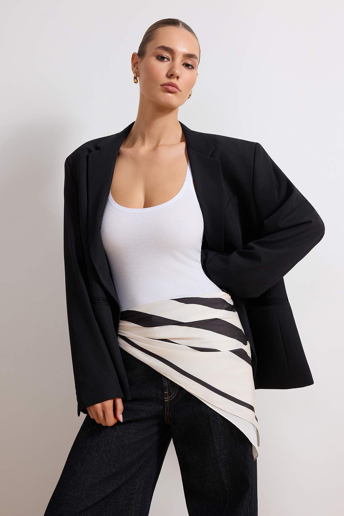 Trendyolmilla  Siyah Çizgili Farklı Kullanıma Uygun Saten Şal Bluz TWOSS26BZ00332 - Görsel 2
