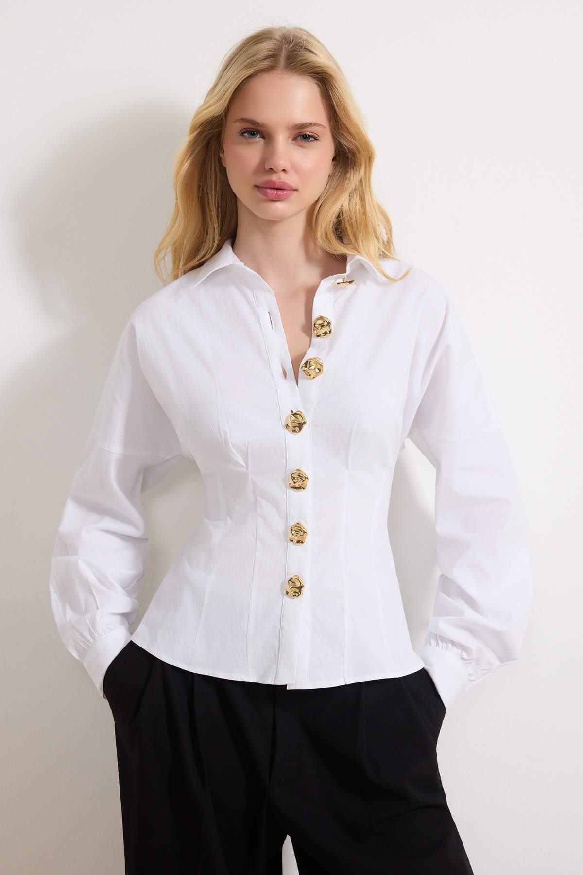 Trendyolmilla  Beyaz Altın Akseuarlı Pamuk Bele Oturan Gömlek TWOSS26GO00048