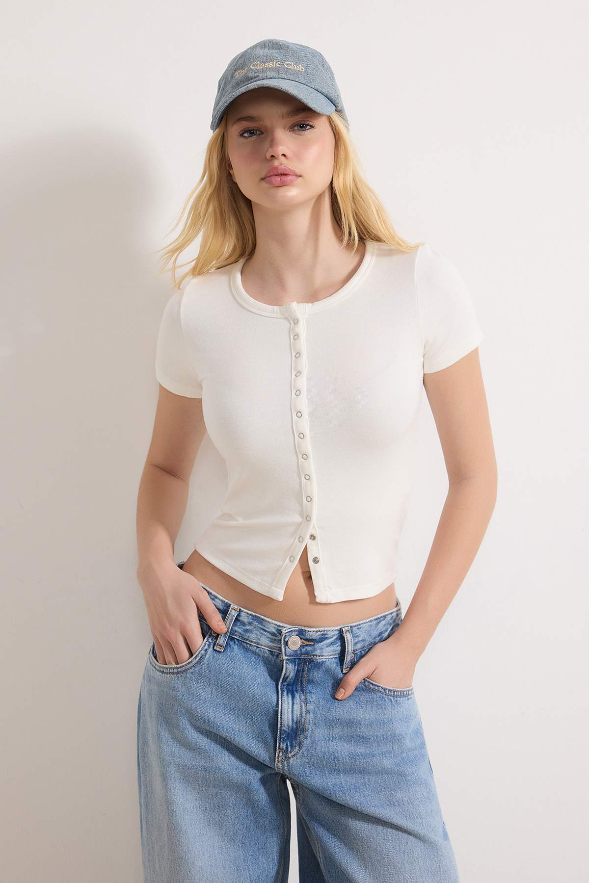 Trendyolmilla  Ekru Düz Fitted Bisiklet Yaka Kısa Volanlı/Fırfırlı Premium Yumuşak Örme Bluz TWOSS26BZ00428