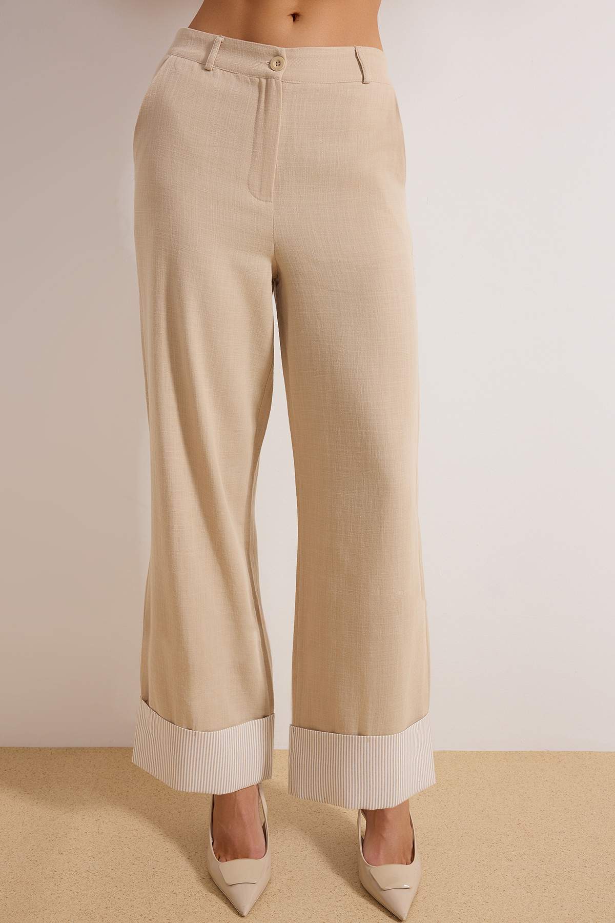 Trendyolmilla  Bej Keten Görünümlü Paça Detaylı Wide Leg/Geniş Paça Pantolon TWOSS26PL00023 - Görsel 3