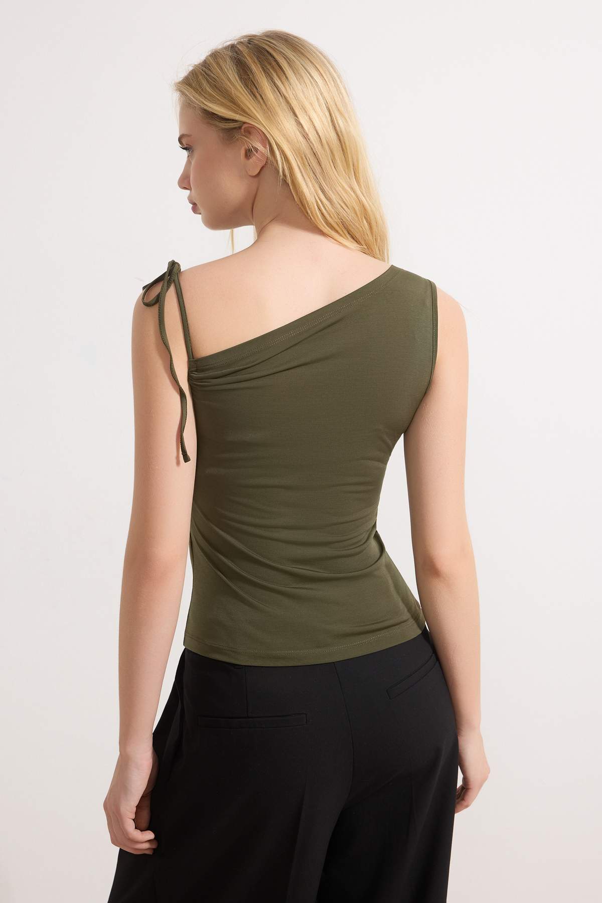 Trendyolmilla  Haki Fitted/Vücuda Oturan Asimetrik Yaka Kolsuz Bağlama Detaylı Esnek Örme Bluz TWOSS26BZ00078 - Görsel 4