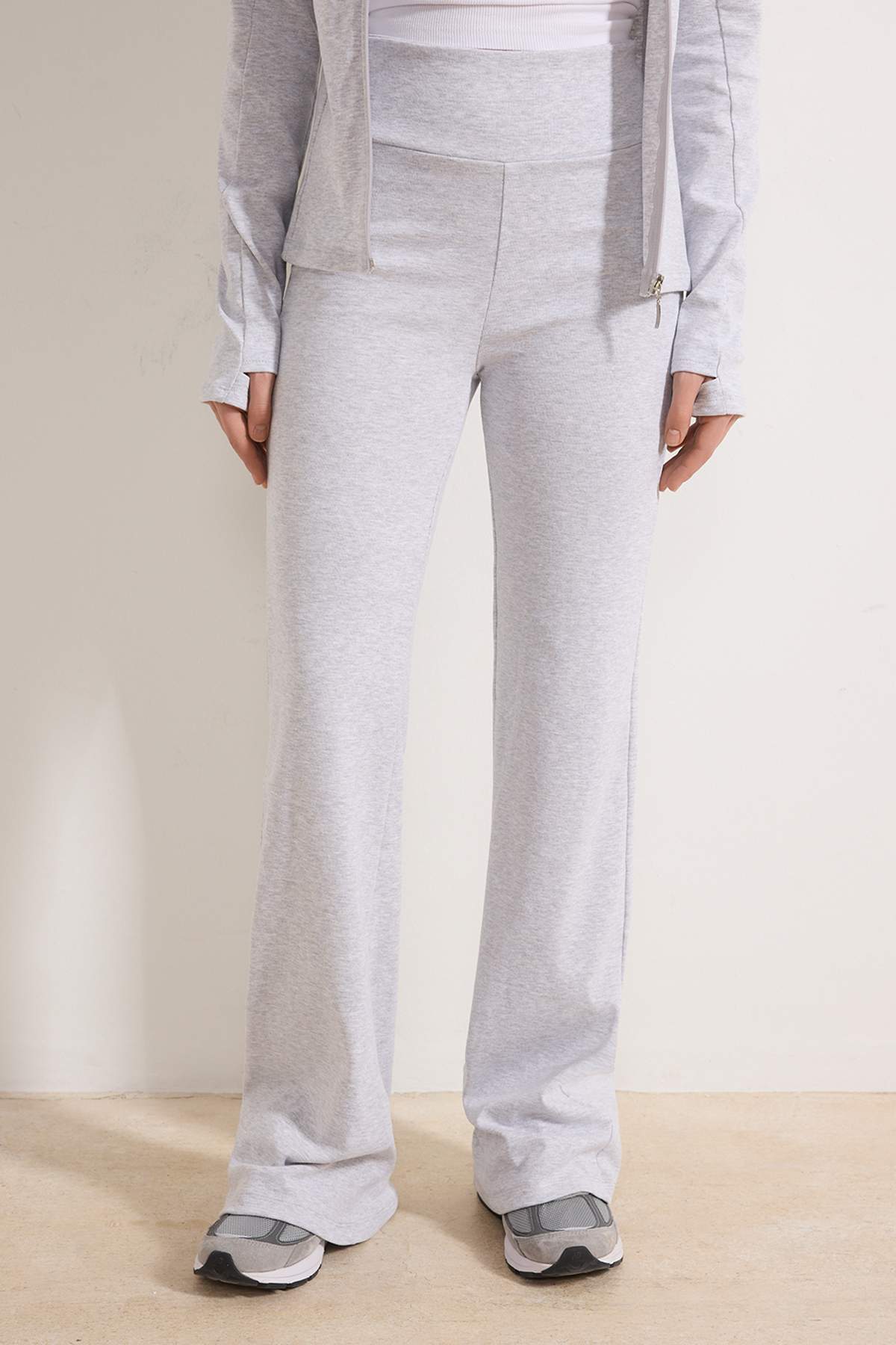 Trendyolmilla  Gri Melanj Vücuda Oturan Fermuarlı İspanyol Paça Pamuk Ribana Örme Alt-Üst Takım TWOSS26AU00032 - Görsel 3