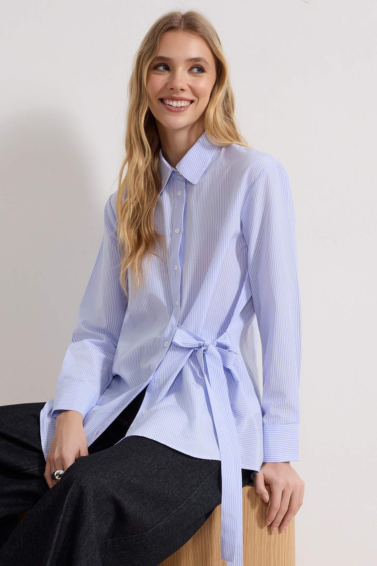 Trendyol Modest Сорочка з синіми смужками та деталями з тканого багетного мат...