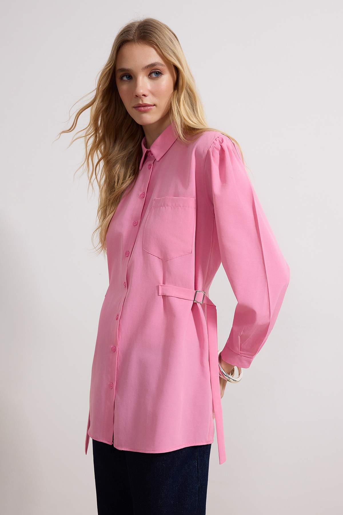 Trendyolmilla Modest Pembe Dokuma Kuşaklı Toka Detaylı Regular/Normal Kalıp Pamuklu Gömlek TCTSS26TG00021