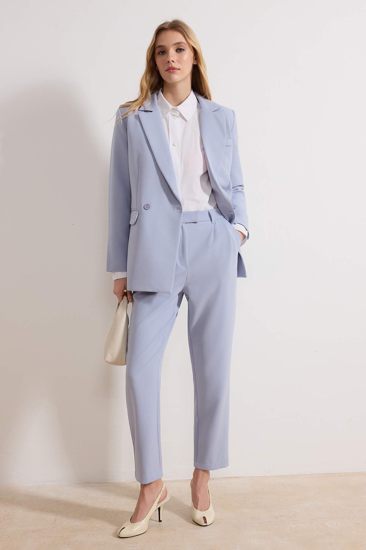 Trendyol Modest Hellblaues Blazer- und Hosen-Set – gewebt TCTAW23US00132