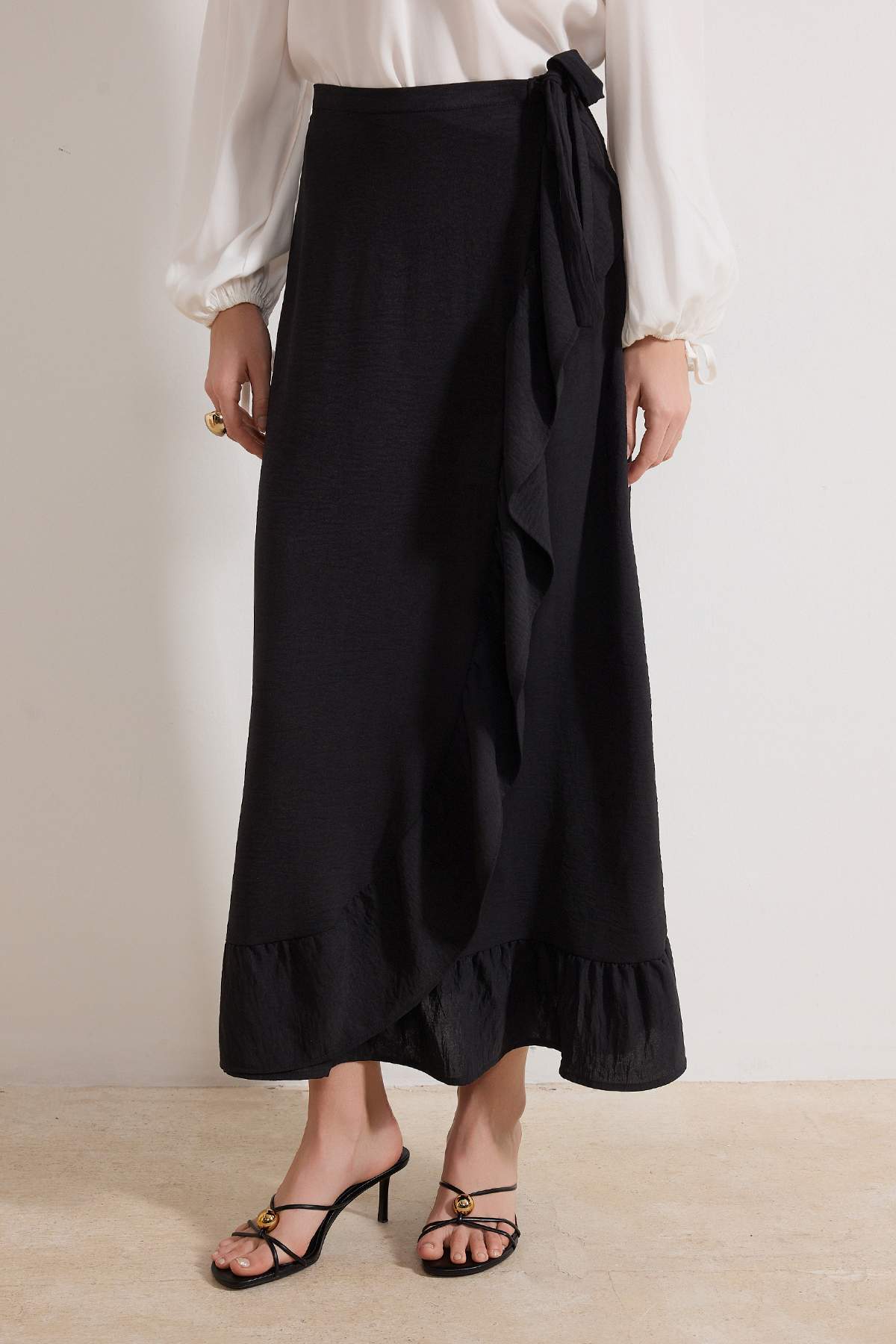 Trendyolmilla  Siyah Anvelop Volanlı Dokuma Etek TCTSS21ET0579 - Görsel 3