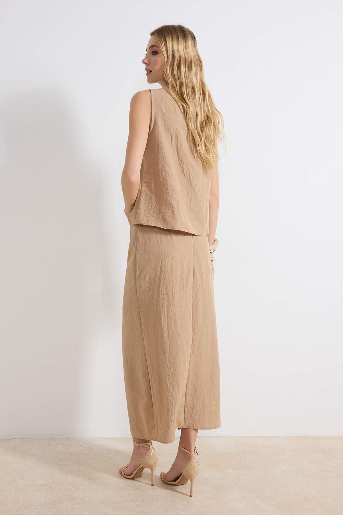 Trendyolmilla  Bej Aksesuar ve Yırtmaç Detaylı Bluz-Etek Dokuma Alt - Üst Takım TWOSS26AU00034 - Görsel 4