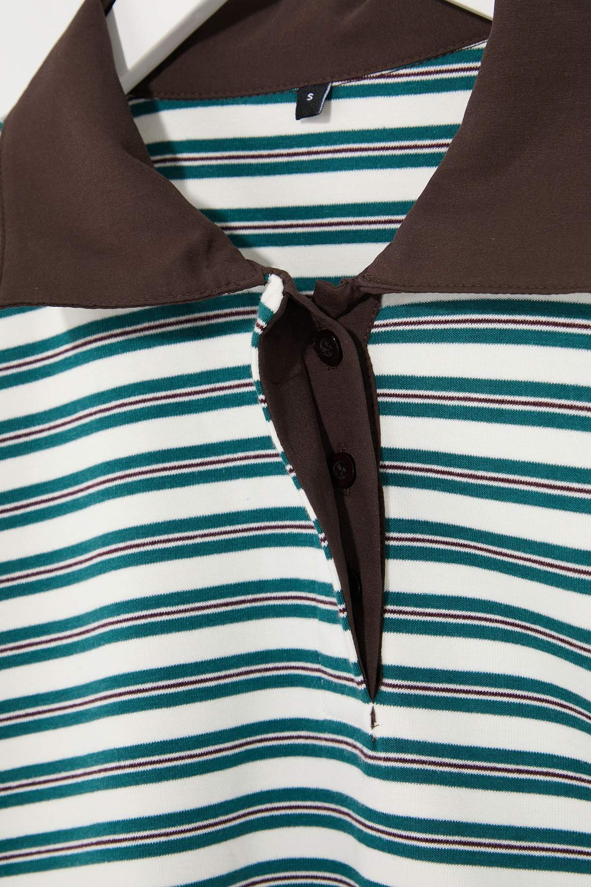 Trendyolmilla  Yeşil Çizgili Oversize Kalıp Polo Yaka Dokuma Detaylı Tok İnterlok Örme T-Shirt TWOSS26TS00030 - Görsel 10