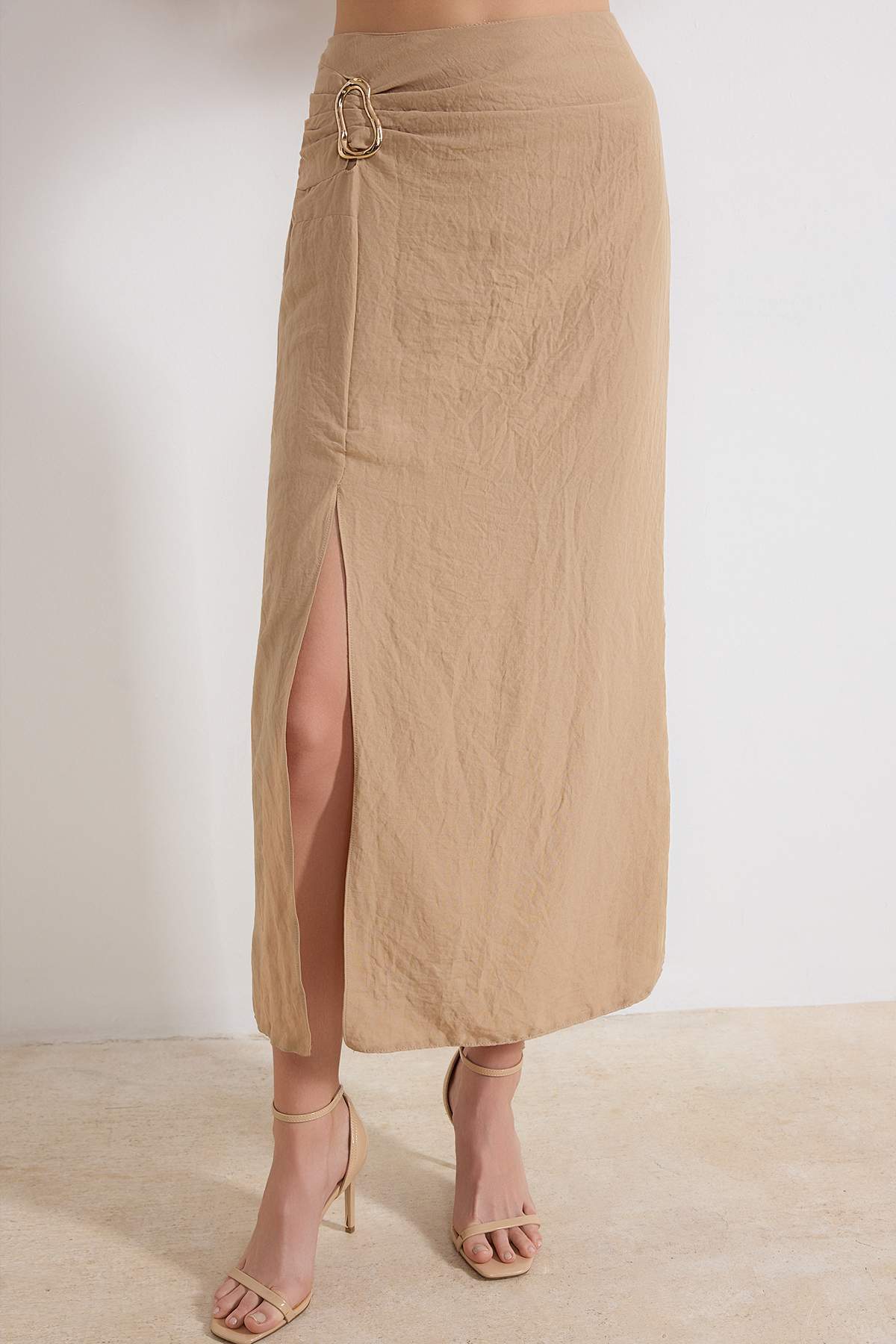 Trendyolmilla  Bej Aksesuar ve Yırtmaç Detaylı Bluz-Etek Dokuma Alt - Üst Takım TWOSS26AU00034 - Görsel 3