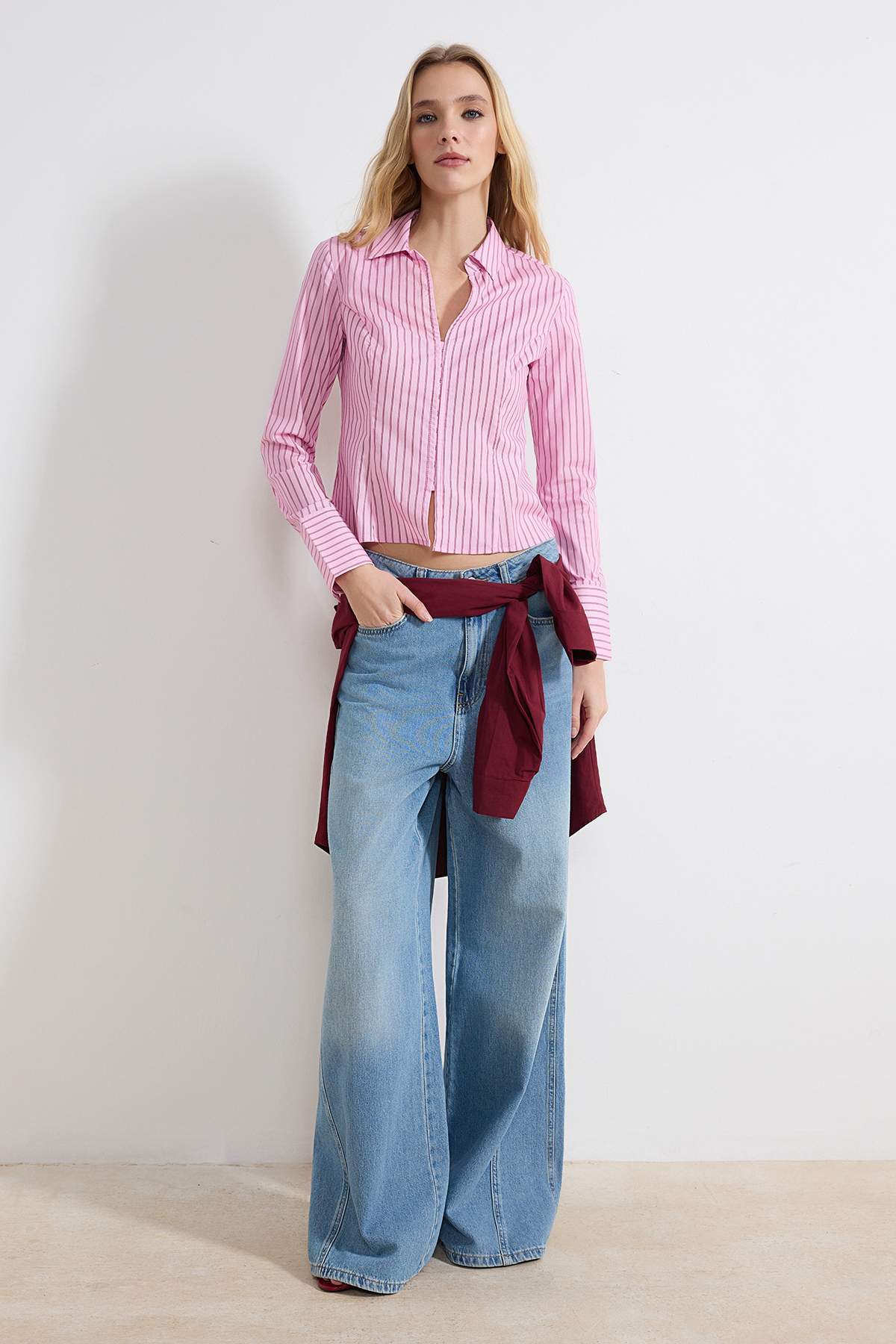 Trendyolmilla  Pembe Çizgili Hafif Bele Oturan Gömlek TWOSS26GO00056