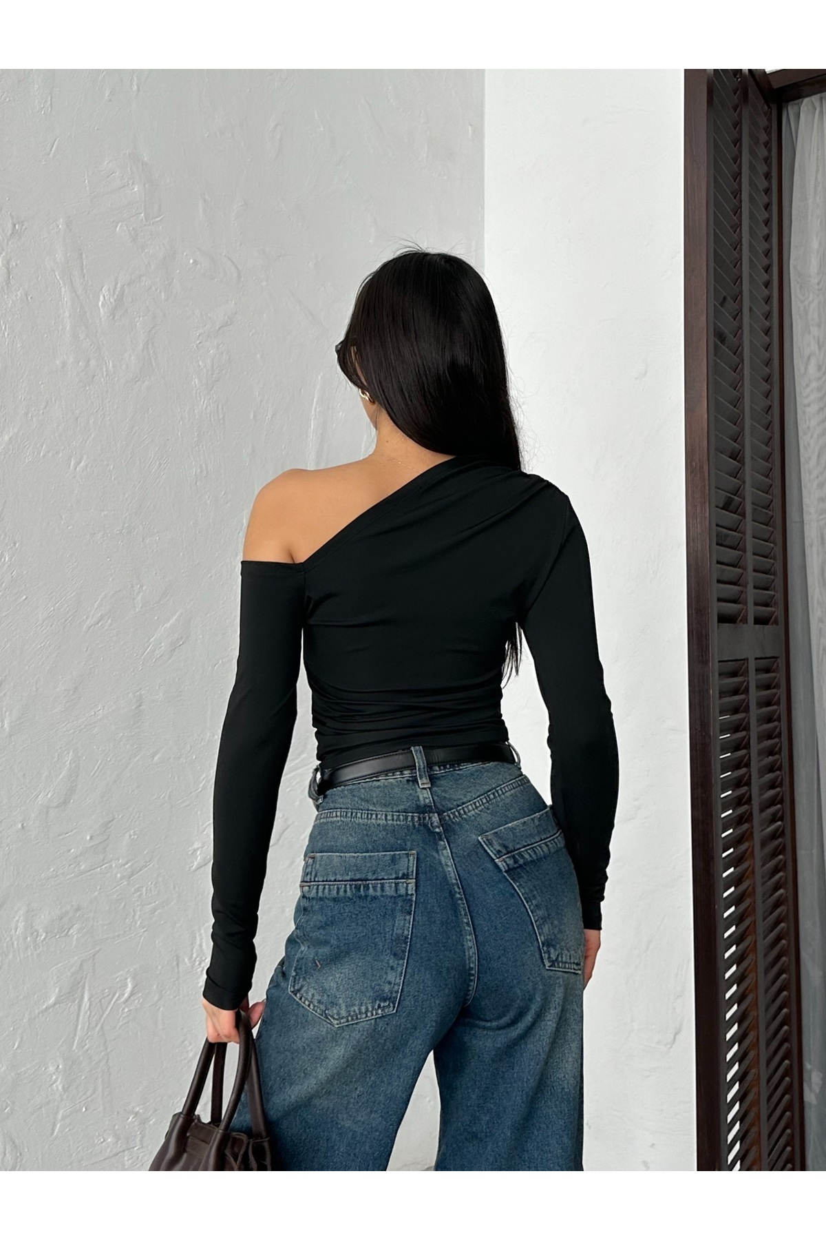 QUTTA  Kadın Siyah Tek Omuz Açık Uzun Kol Sandy Kumaş Örme Bluz - Görsel 9