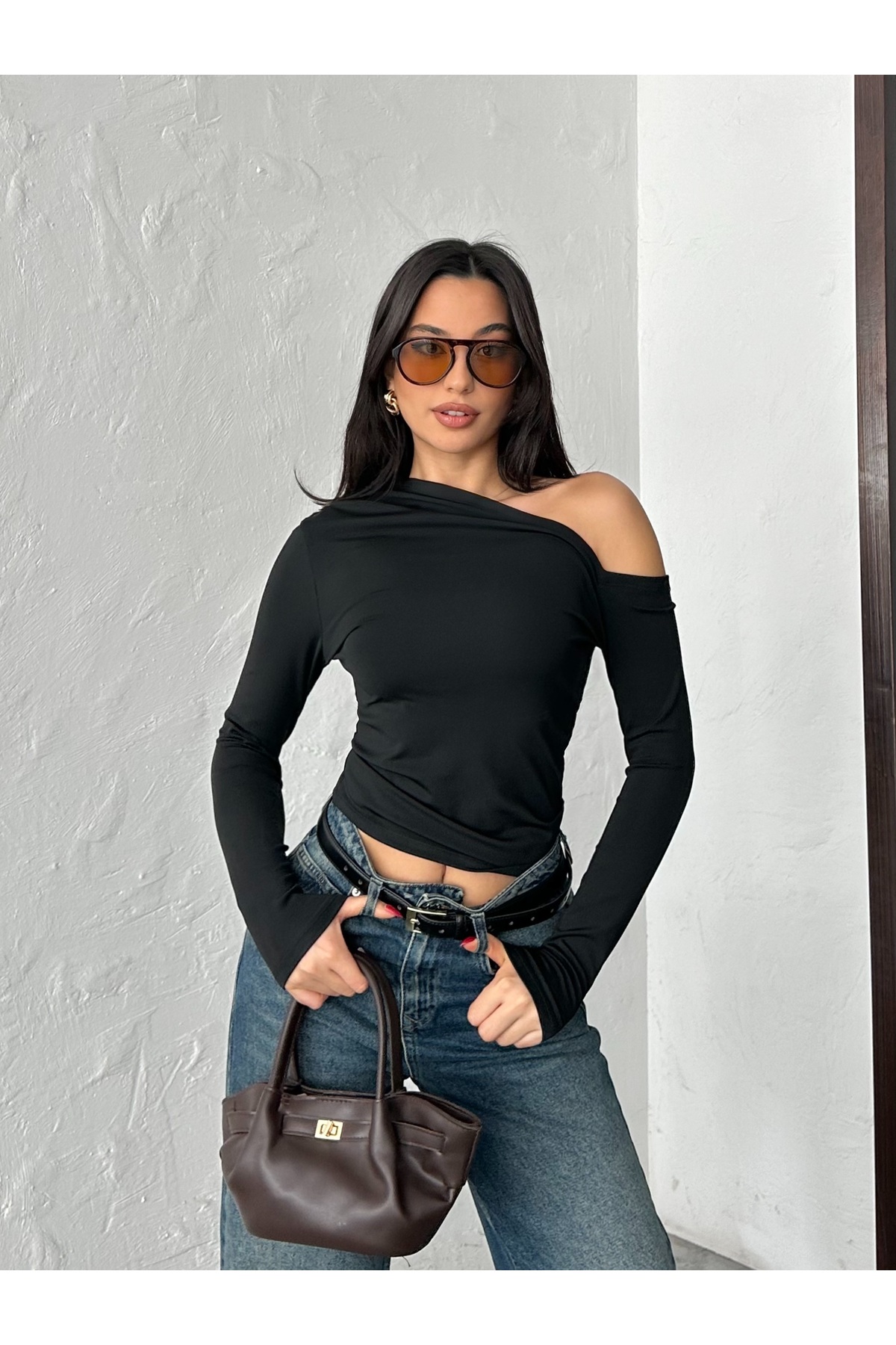 QUTTA  Kadın Siyah Tek Omuz Açık Uzun Kol Sandy Kumaş Örme Bluz - Görsel 8