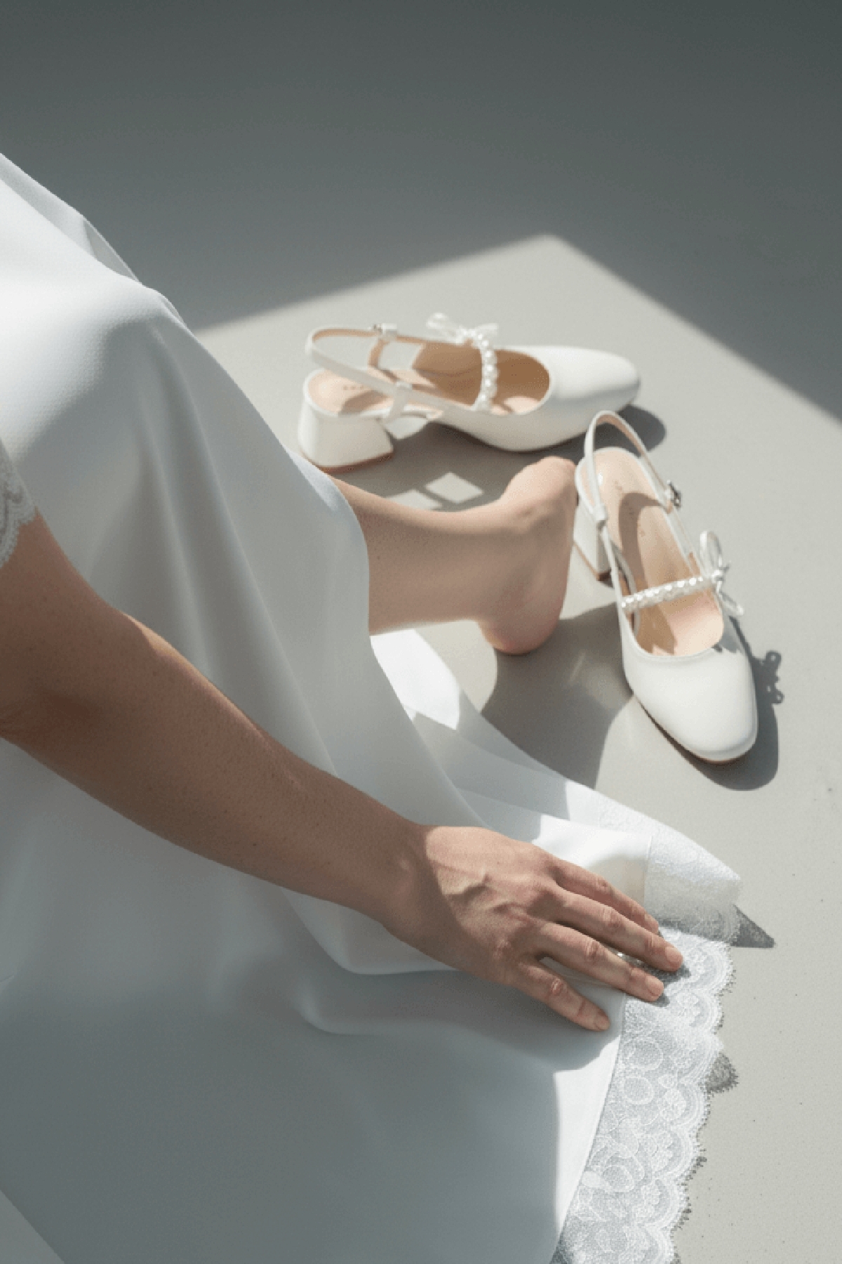 DİVOLYA  Melody Beyaz Rugan Fiyonklu İnci Detaylı (4 cm Topuklu ) Yuvarlak Burunlu Günlük Kullanım Ayakkabı - Görsel 4