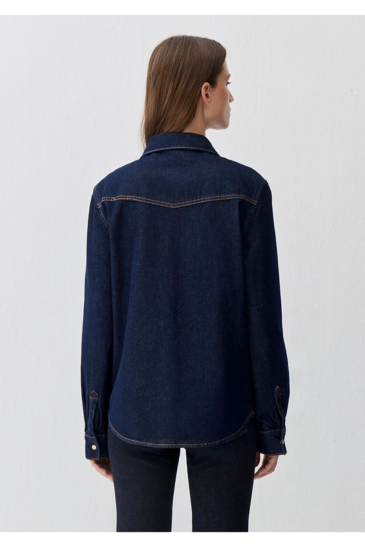 Angela Classic Denim Rinse Jean Gömlek Fitted / Vücuda Oturan Kesim 1210819-90120 — سرمه‌ای — تصویر 5 از 6