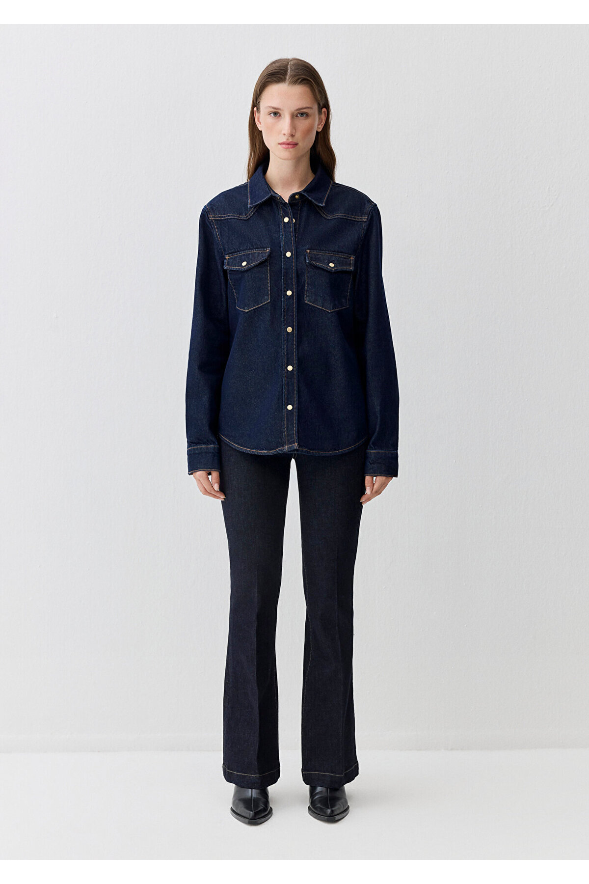 Angela Classic Denim Rinse Jean Gömlek Fitted / Vücuda Oturan Kesim 1210819-90120 — سرمه‌ای — تصویر 4 از 6