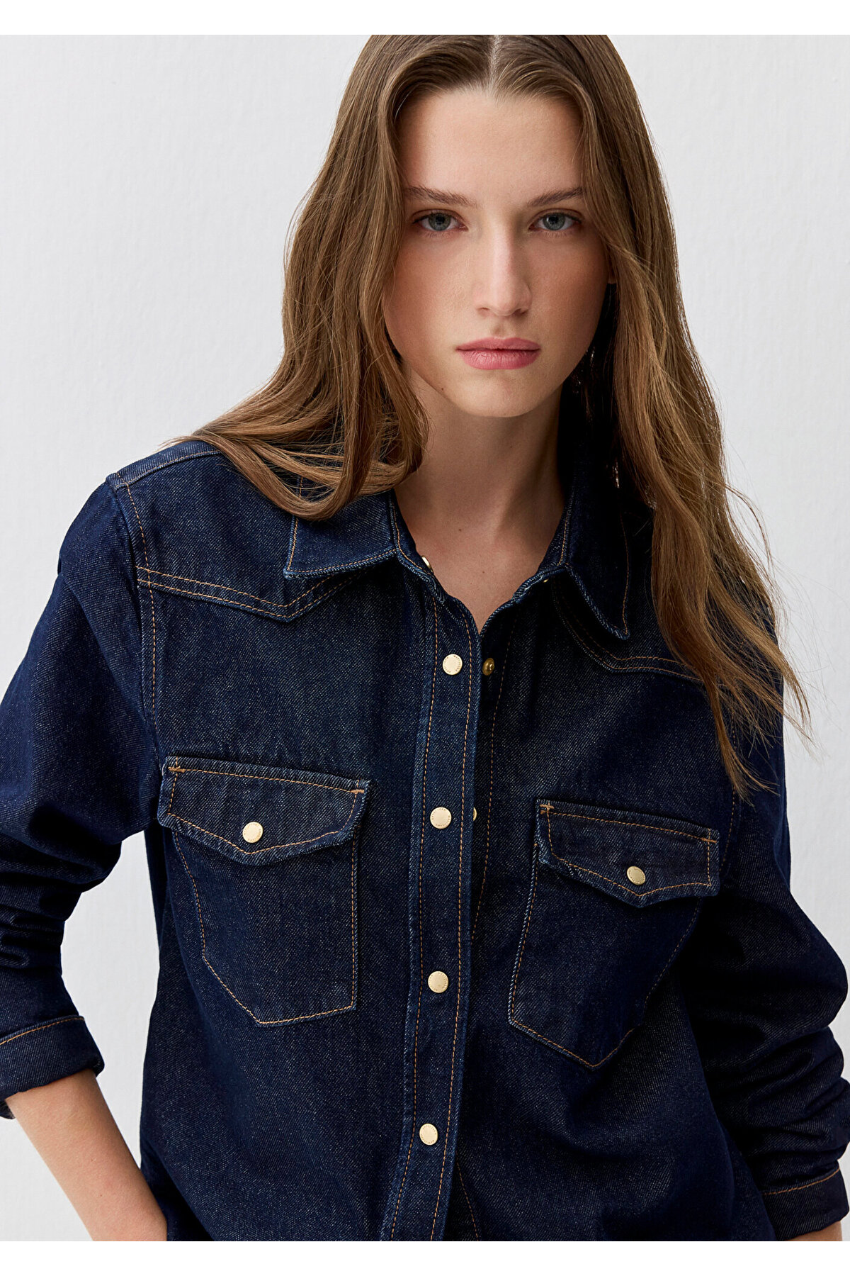 Angela Classic Denim Rinse Jean Gömlek Fitted / Vücuda Oturan Kesim 1210819-90120 — سرمه‌ای — تصویر 2 از 6