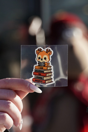 Ankarakomik Ghibli Geyik Karakteri Kitap Okuyan Geyik Su Geçirmez Sticker 4x6...