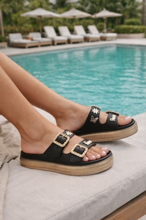 Peta Premium Görünüm: Çiçek Detaylı Taşlı Tokalı Kadın Terlik