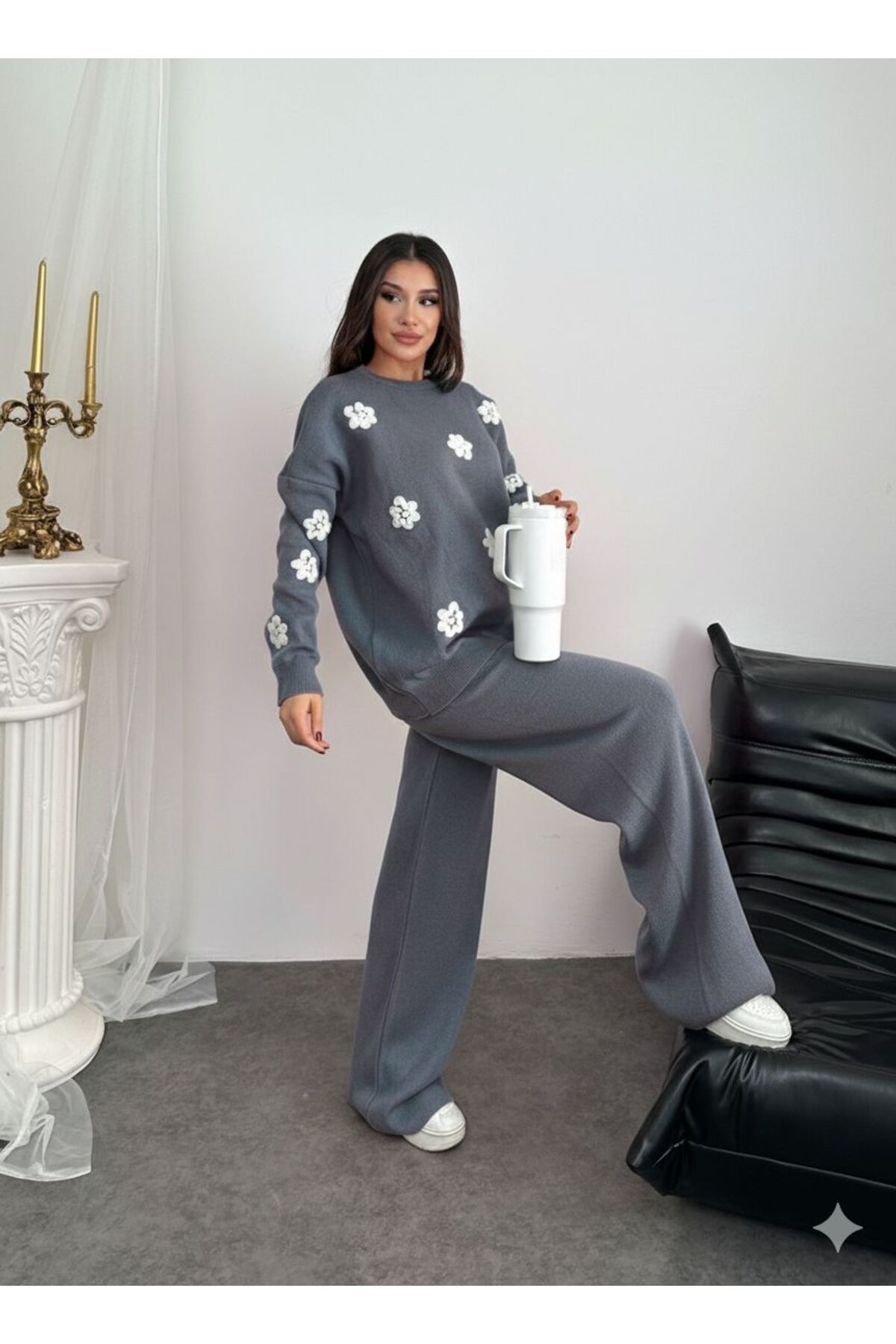 ikomteks Pletený oblek s kvetinovým detailom