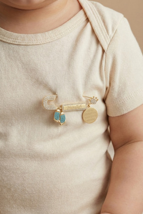 Parmas Design Bebek Yaka İğnesi Maşallah ve Nazar Ayeti Yazılı Plaka 925 Ayar...