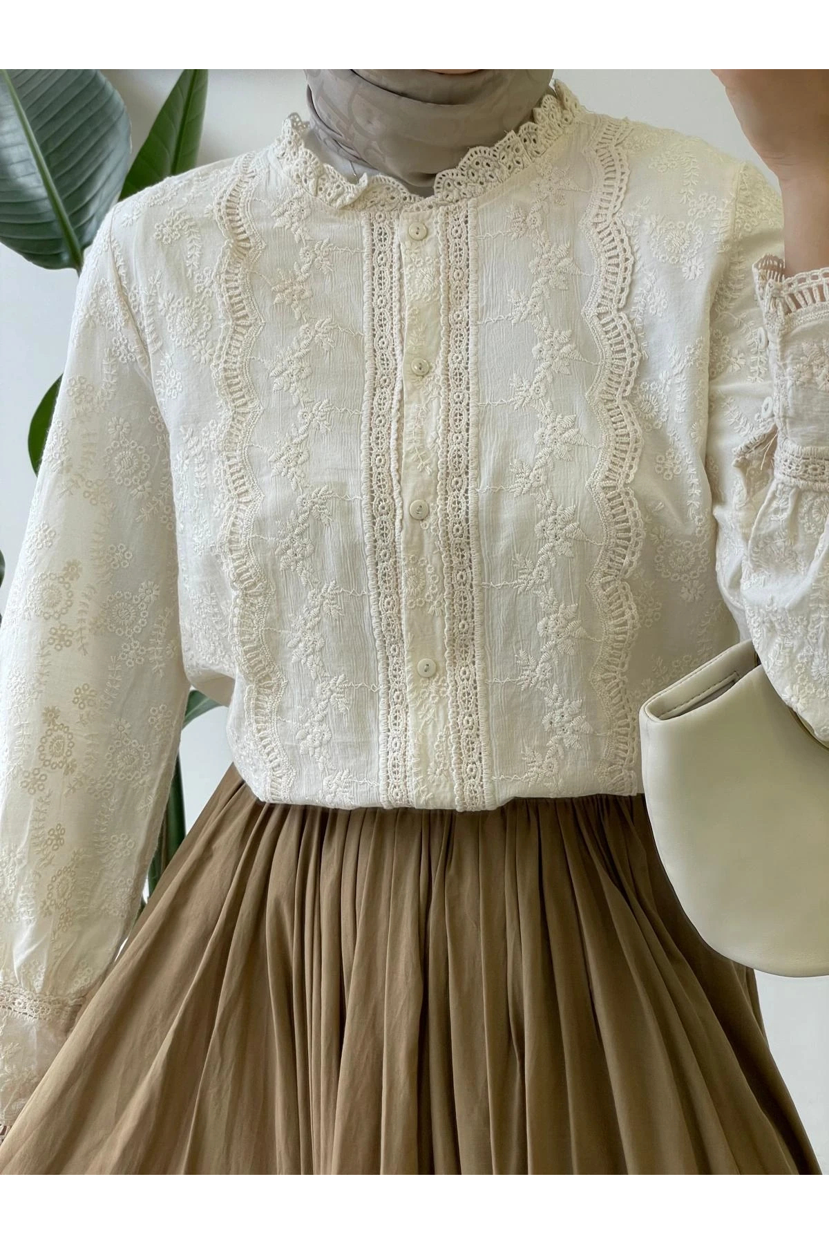 MetuCA  Kadın Bej Fisto İşlemeli Dantel Garnili Hakim Yaka Pamuklu Pinterest Gömlek Bluz - Görsel 4
