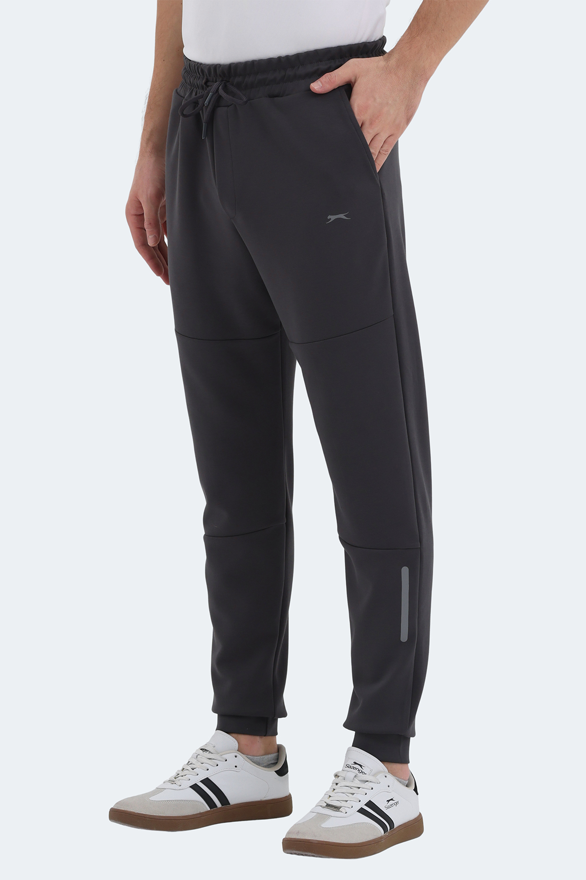 شلوار ورزشی مردانه جیب‌دار KOX I مدل Slim Fit به رنگ خاکستری تیره اسلازنگر شلوار ورزشی Slazenger