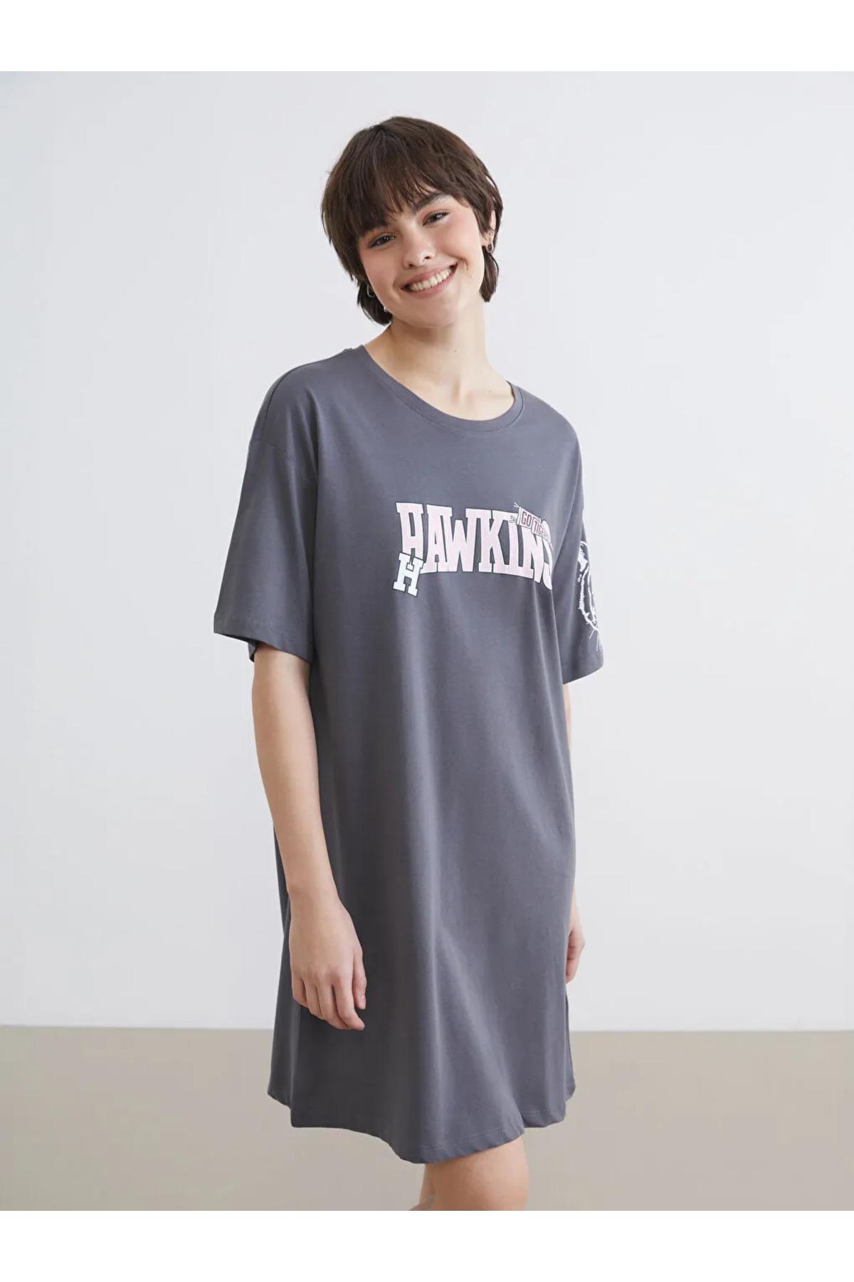 LC Waikiki LCW Young Gri Stranger Things Baskılı Kadın Gecelik