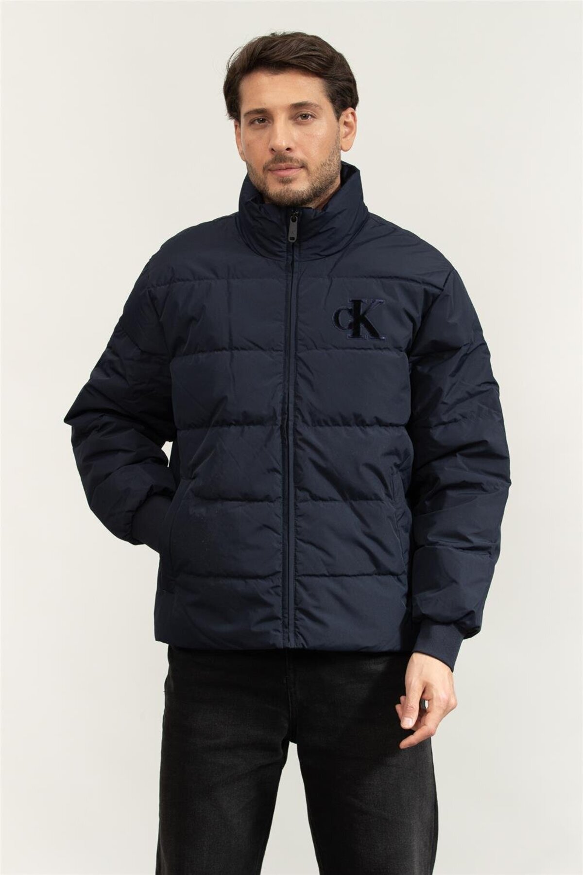 کلوین کلاین کاپشن مردانه یقه ایستاده لحافی سایز معمولی سرمه‌ای با لوگوی CK مدل LV14RE503G-CEF