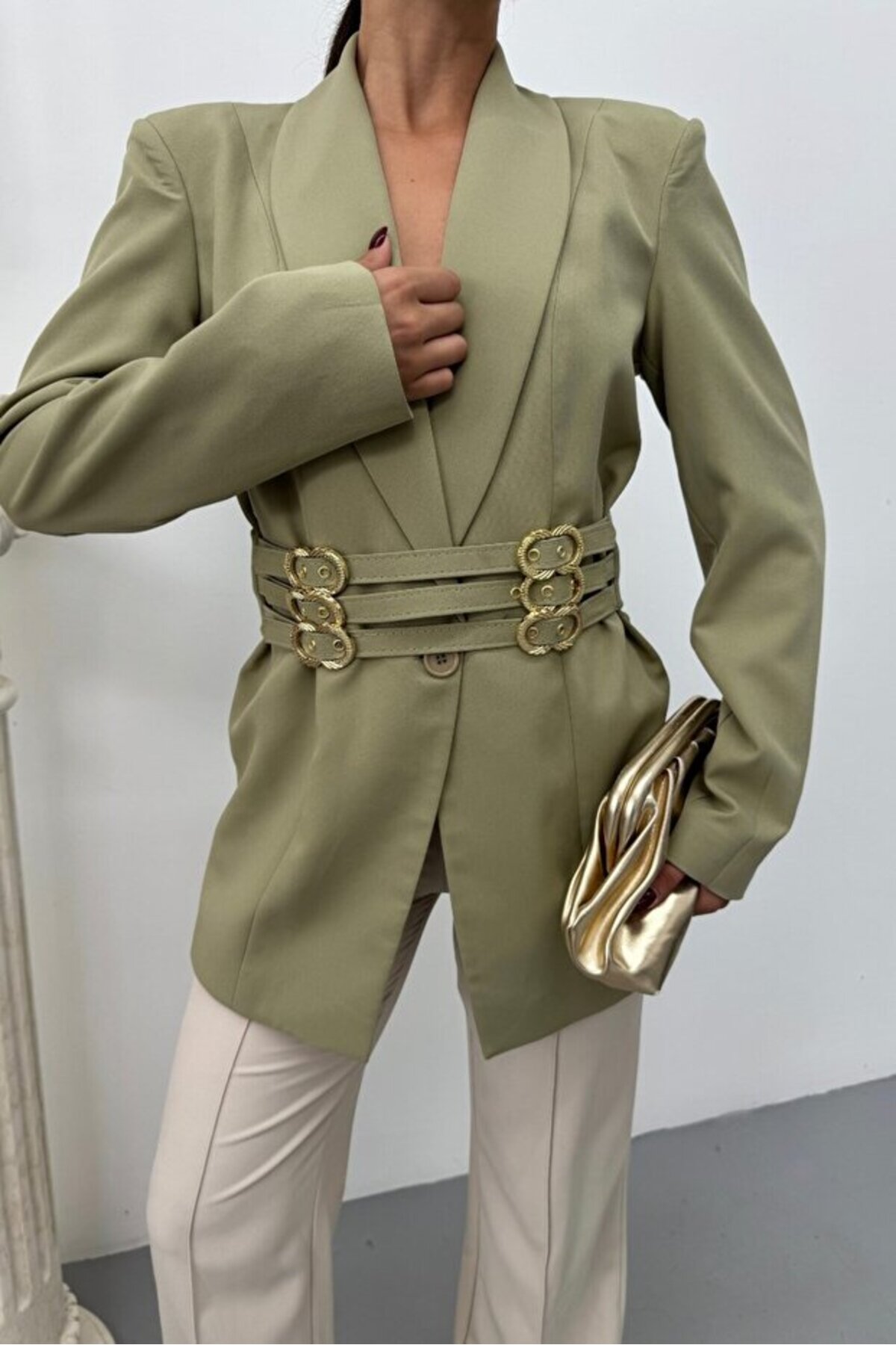 Blazer femme avec ceinture dorée - Görsel 6