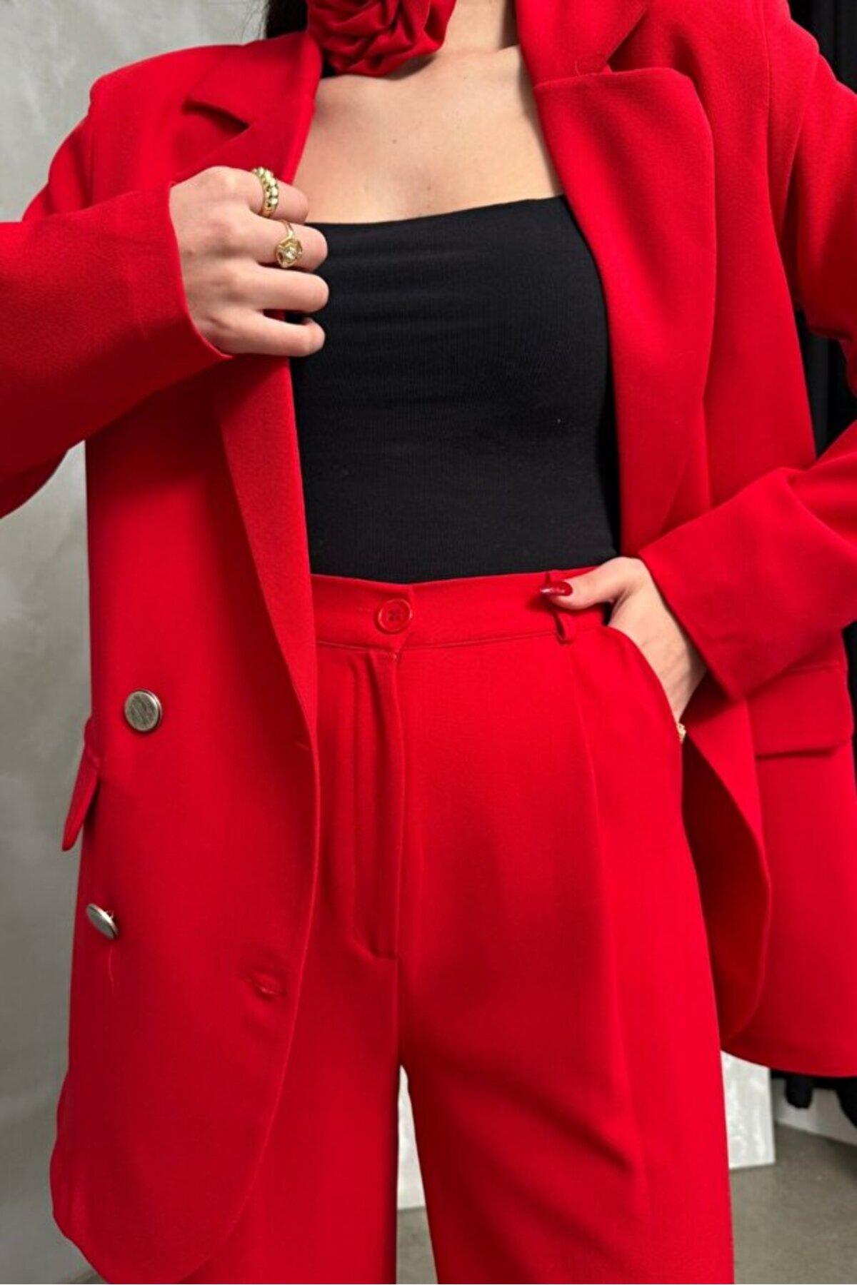 Ensemble veste et pantalon rouge pour femme avec accessoire rose détaillé - Görsel 5
