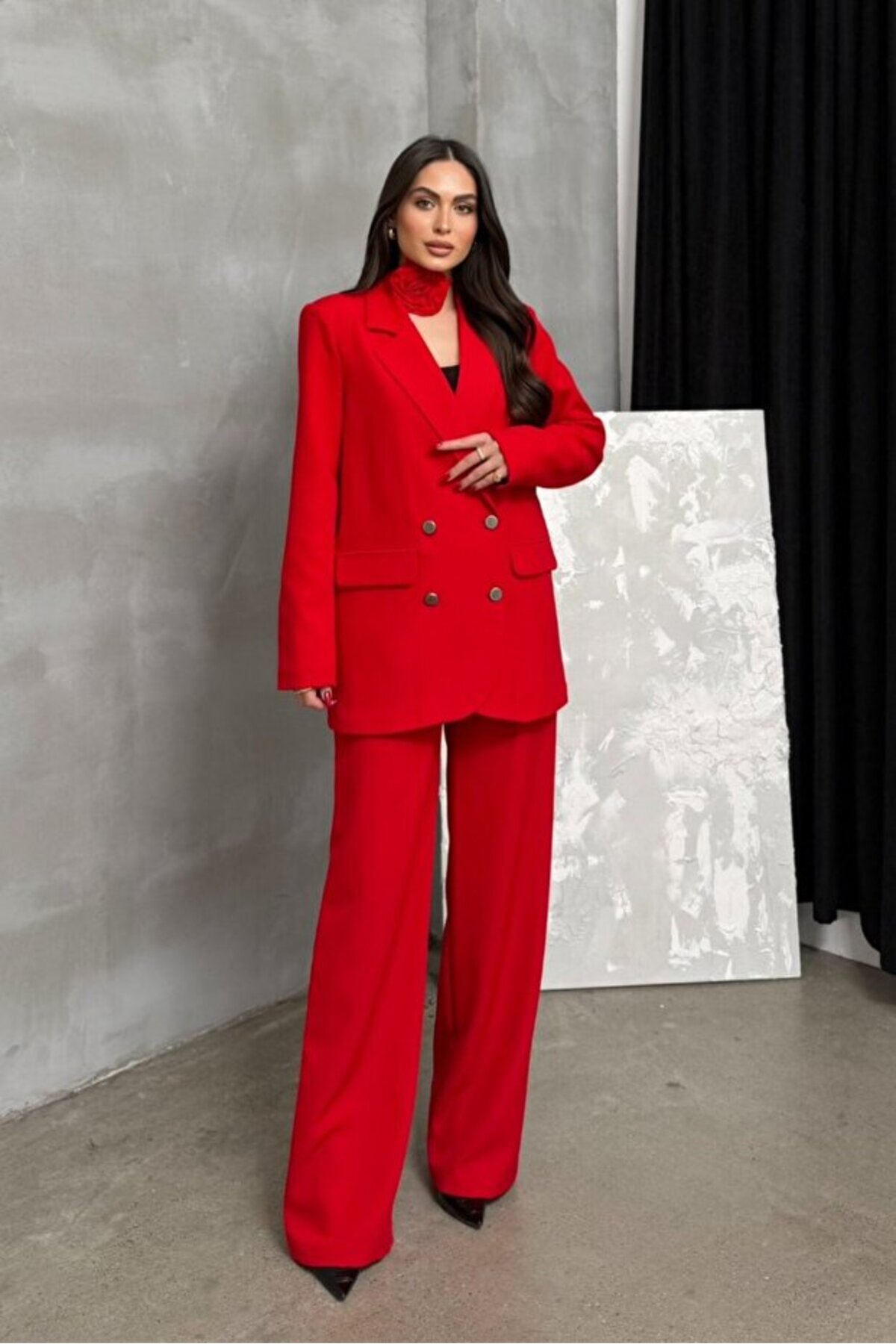 Ensemble veste et pantalon rouge pour femme avec accessoire rose détaillé - Görsel 3