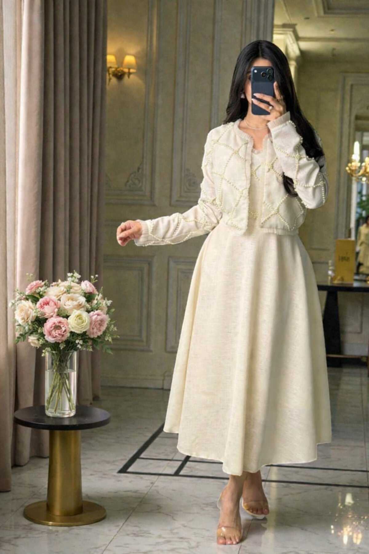 فستان نسائي بجاكيت مرصع باللول