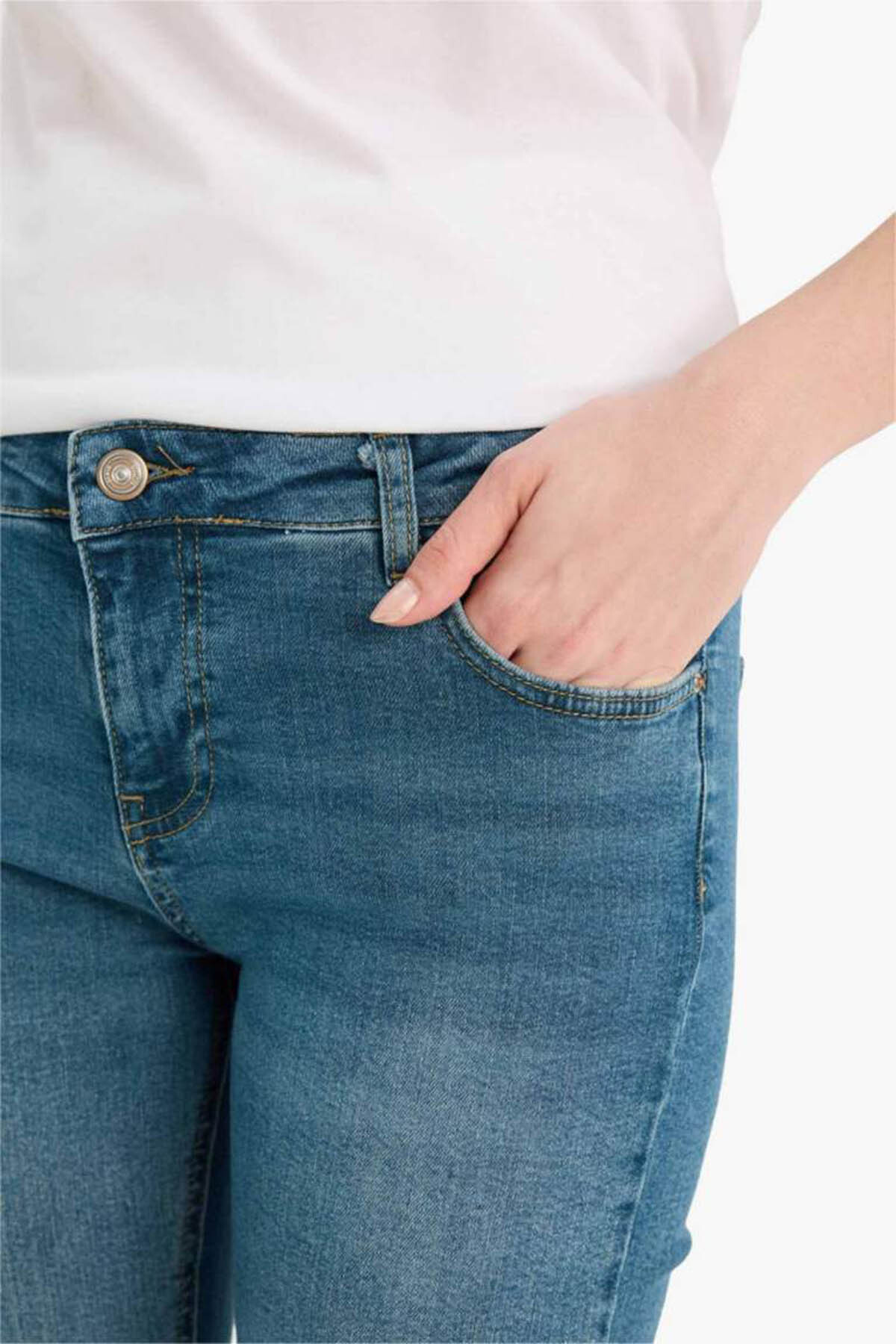 DeFacto Crop Flare Fit Düşük Bel Bilek Boy Jean Yıkamalı Pantolon G8024AX26SP görsel 3