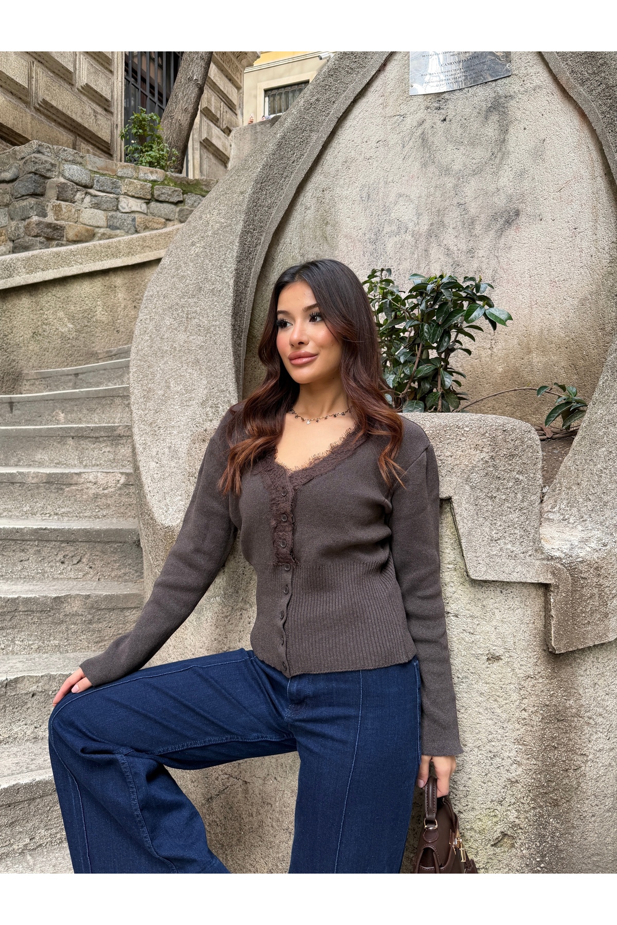 TOFİX textile  Kadın Dantel Detaylı Crop Triko Hırka – V Yaka, Zarif Tasarım - Görsel 2