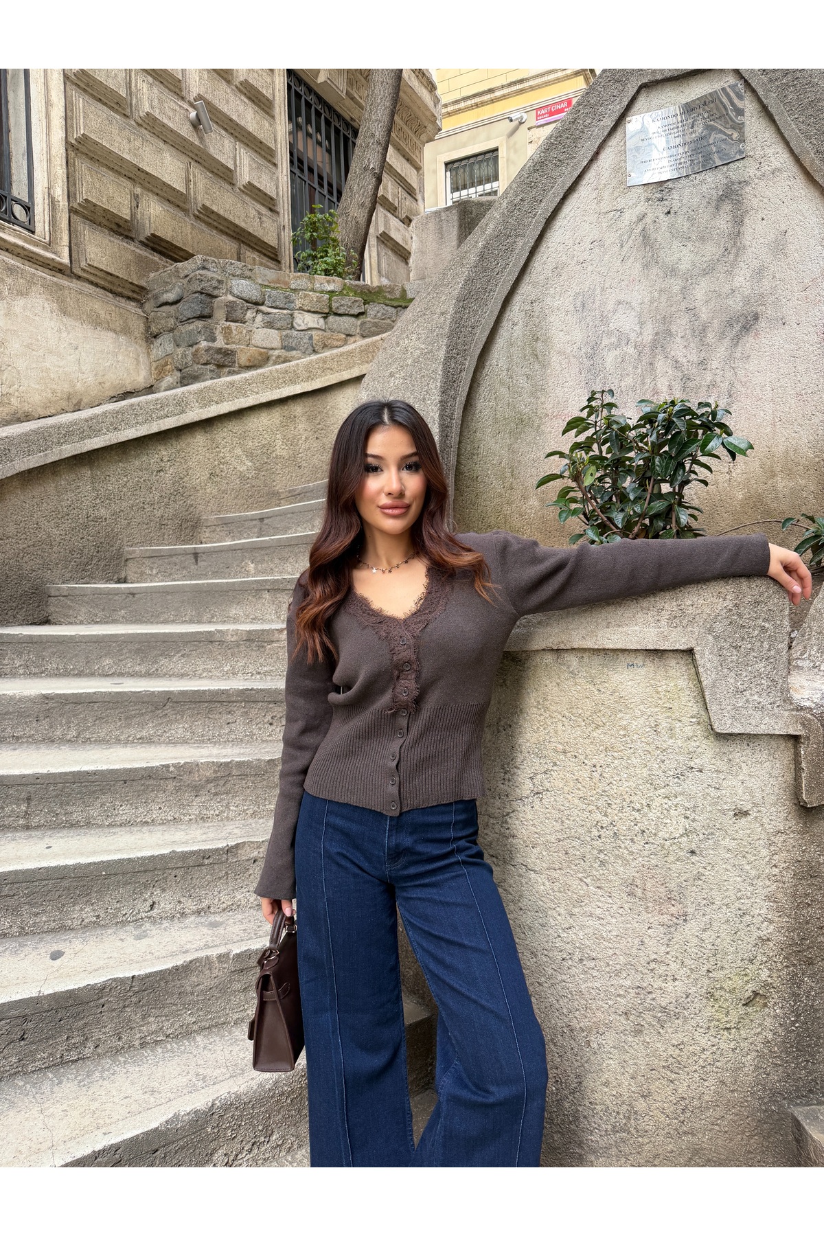 TOFİX textile  Kadın Dantel Detaylı Crop Triko Hırka – V Yaka, Zarif Tasarım - Görsel 4