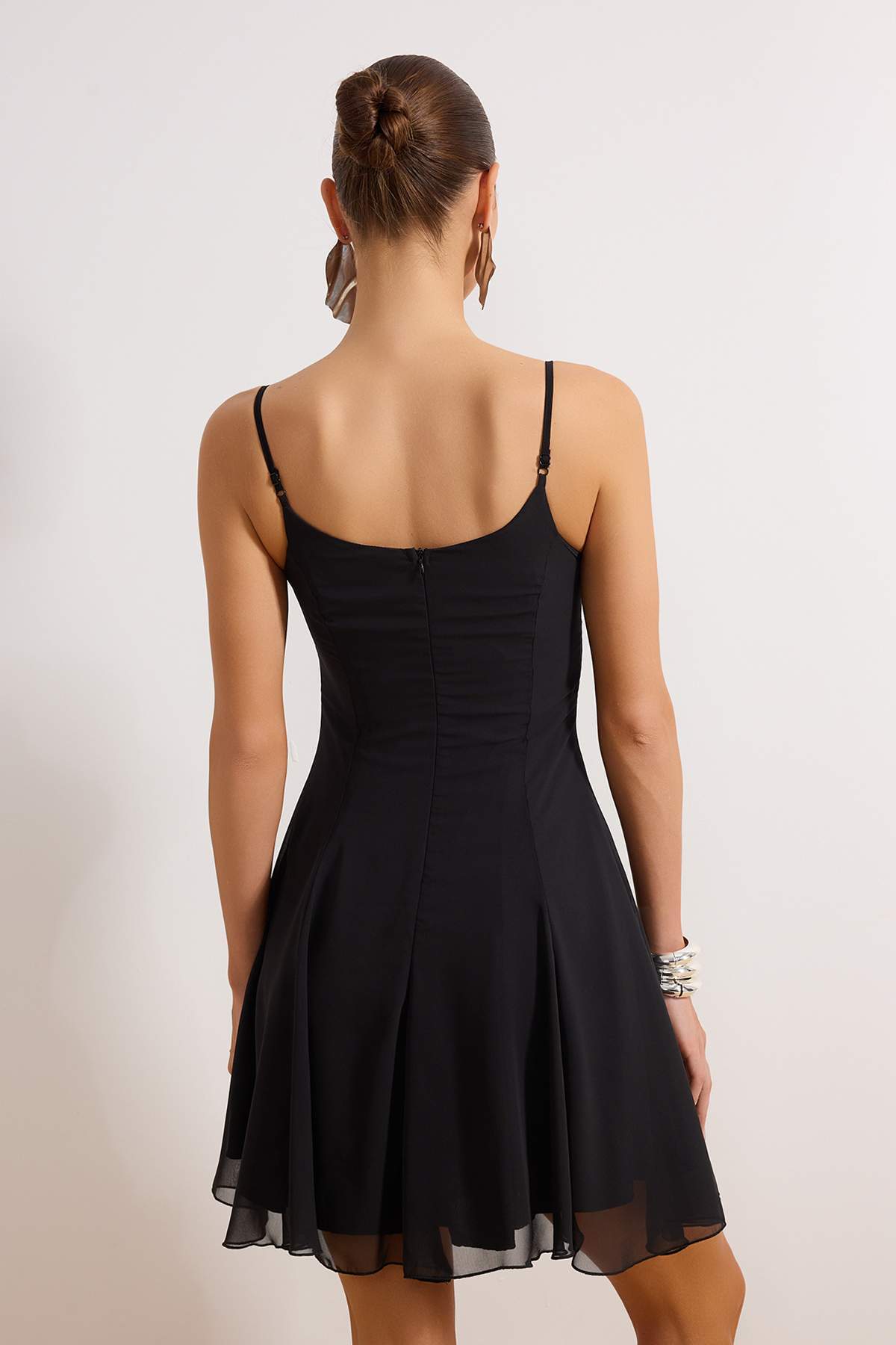 Trendyolmilla  Siyah A-Kesim Aksesuarlı Astarlı Şifon Kısa Abiye Uçuş Uçuş Gece Mezuniyet Elbisesi TPRSS23EL00033 - Görsel 5