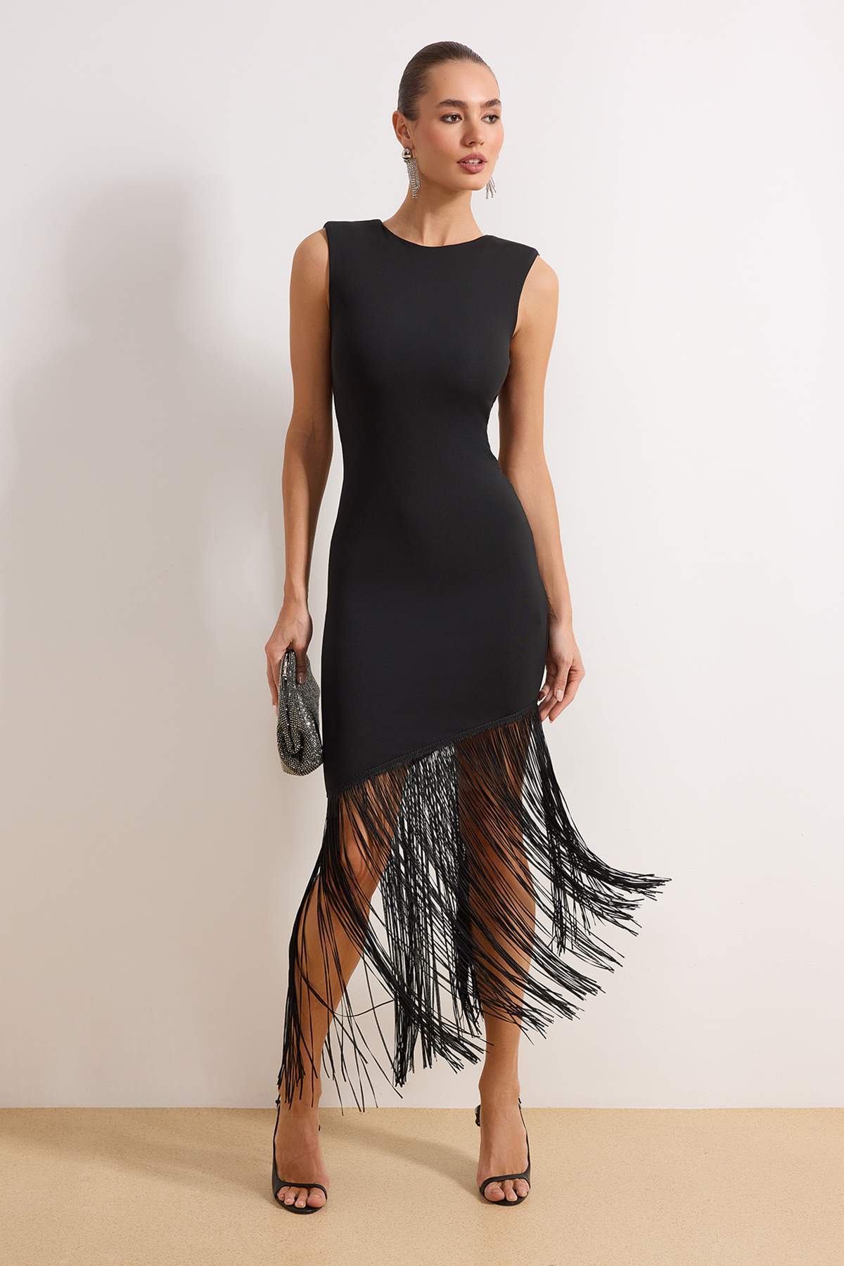 Trendyol Collection Schwarzes, gestricktes, stilvolles Abendkleid mit Quasten...